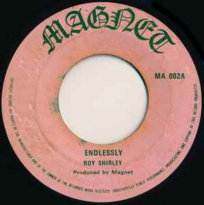 ・アーティスト Roy Shirley ・タイトル Endlessly / Put Your Sweet Lips ・レーベル・型番 Magnet MA002 ・フォーマット 7インチレコード ・コンディション(盤) 可 (VG) ・コンディション(ジャケット) ・コンディション(帯) オビなし ・特記事項 【盤反り】【レーベルに染み】【盤に薄い跡】 サンプル画像です。実際の商品の画像ではありません 商品写真はバーコード/カタログ番号に対応したサンプル画像ですので、お送りする商品の画像ではありません。帯やライナーなどの付属品は、特記事項に記載されている場合のみ含まれます。プロモやカラーレコードなどの仕様についても、該当する場合のみ特記事項に記載しています。 【ご購入前に必ずご確認ください】 ・本店サイト(www.recordcity.jp)とは価格、送料が違います ・本店サイト、その他支店のオーダーとは同梱発送できません ・注文確定後に別の注文を頂いた場合、注文同士の同梱は致しかねます。 ・別倉庫から発送しているため、店頭受け渡しは対応しておりません ・一部商品は他の通販サイトでも販売しているため、ご注文のタイミングによっては商品のご用意ができない場合がございます。 ・土日祝日はお休みです 金曜・祝前日9時以降のご連絡またはご入金は、返答または発送が週明け・祝日明けに順次対応となります。 ・ご購入後のキャンセル不可 ご購入後のキャンセルはいかなる理由においてもお受けできません。ご了承の上、ご購入くださいませ。 ・日本郵便(ゆうパック/ゆうメール)によるお届けになります。 ・中古品であることをご理解ください 当ストアでは中古商品を主に販売しております。中古品であることをご理解の上ご購入ください。また、一部商品はRecordCityオンラインストアで試聴可能です。 ・返品について お客様のご都合による返品は一切承っておりません。 表記の内容と実際の商品に相違がある場合、また針飛び等で返品・返金をご希望される場合は、商品の到着後1週間以内にご連絡ください。商品の返送をこちらで確認後、キャンセル・返金を行います。 コンディションVG以下の商品は返品できません。プレイに影響のない表面のこすれ傷、プレス起因のノイズ盤は返品の対象外です。 【コンディション表記】 ・ほぼ新品(M-)(Like New) 完全な新品。未使用。当店ではほぼ使用しません ・非常に良い(EX)(Excellent) 中古盤として美品な状態。わずかな経年を感じるものの傷みを感じさせない、当店基準で最高の状態 ・良い(VG+)(Very Good Plus) 丁寧に扱われた中古品で、軽い使用感がみられる。 ・可(VG)(Acceptable) 使い込まれた中古品で、「良い」よりもさらに使用感がみられる。 ・悪い(VG-)(Bad) 状態が悪いアイテム。使用の保障はなく、再生不可、針飛び、目立つノイズがあるかもしれない。状態によるクレーム不可。返品不可。 ・非常に悪い(G)(Very Bad) 「悪い」よりさらに状態が悪いアイテム。使用の保障はなく、再生不可、針飛び、目立つノイズがあるかもしれない。状態によるクレーム不可。返品不可。 ・ジャンク(Fair)(Junk/Fair) 割れている、反っている、水ダメージがある、カビ、ジャケットが分離している、ひどい書き込み、ひどい擦れなど最低の状態。使用の保障はなく、再生不可、針飛び、目立つノイズがあるかもしれない。状態によるクレーム不可。返品不可。 ・ジャンク(Poor)(Junk/Poor) 割れている、反っている、水ダメージがある、カビ、ジャケットが分離している、ひどい書き込み、ひどい擦れなど最低の状態。使用の保障はなく、再生不可、針飛び、目立つノイズがあるかもしれない。状態によるクレーム不可。返品不可。