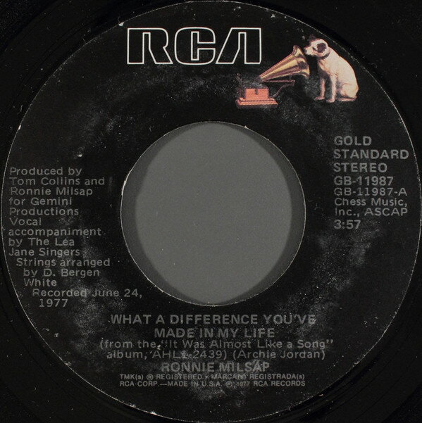 ・アーティスト Ronnie Milsap ・タイトル What A Difference You've Made In My Life / Let's Take The Long Way Around The World ・レーベル RCA GB11987 ・フォーマット 7インチレコード ・コンディション(盤) 良い (VG+) ・コンディション(ジャケット) 良い (VG+) ・コンディション(帯) オビなし ・特記事項 【盤にヘアライン】【Companysleeve】 サンプル画像です。実際の商品の画像ではありません 商品写真はバーコード/カタログ番号に対応したサンプル画像ですので、お送りする商品の画像ではありません。帯やライナーなどの付属品は、特記事項に記載されている場合のみ含まれます。プロモやカラーレコードなどの仕様についても、該当する場合のみ特記事項に記載しています。 【ご購入前に必ずご確認ください】 ・本店サイト(www.recordcity.jp)とは価格、送料が違います ・本店サイト、その他支店のオーダーとは同梱発送できません ・別倉庫から発送しているため、店頭受け渡しは対応しておりません ・一部商品は他の通販サイトでも販売しているため、ご注文のタイミングによっては商品のご用意ができない場合がございます。 ・土日祝日はお休みです 金曜・祝前日9時以降のご連絡またはご入金は、返答または発送が週明け・祝日明けに順次対応となります。 ・ご購入後のキャンセル不可 ご購入後のキャンセルはいかなる理由においてもお受けできません。ご了承の上、ご購入くださいませ。 ・日本郵便(ゆうパック/ゆうメール)によるお届けになります。 ・中古品であることをご理解ください 当ストアではお客様よりお譲りいただいた中古商品を主に販売しております。中古品であることをご理解の上ご購入ください。また、一部商品はRecordCityオンラインストアで試聴可能です。 ・返品について お客様のご都合による返品は一切承っておりません。 表記の内容と実際の商品に相違がある場合、また針飛び等で返品・返金をご希望される場合は、商品の到着後1週間以内にご連絡ください。商品の返送をこちらで確認後、キャンセル・返金を行います。 コンディションVG以下の商品は返品できません。プレイに影響のない表面のこすれ傷、プレス起因のノイズ盤は返品の対象外です。 【コンディション表記】 ・ほぼ新品(M-)(Like New) 完全な新品。未使用。当店ではほぼ使用しません ・非常に良い(EX)(Excellent) 中古盤として美品な状態。わずかな経年を感じるものの傷みを感じさせない、当店基準で最高の状態 ・良い(VG+)(Very Good Plus) 丁寧に扱われた中古品で、軽い使用感がみられる。 ・可(VG)(Acceptable) 使い込まれた中古品で、「良い」よりもさらに使用感がみられる。 ・悪い(VG-)(Bad) 状態が悪いアイテム。使用の保障はなく、再生不可、針飛び、目立つノイズがあるかもしれない。状態によるクレーム不可。返品不可。 ・非常に悪い(G)(Very Bad) 「悪い」よりさらに状態が悪いアイテム。使用の保障はなく、再生不可、針飛び、目立つノイズがあるかもしれない。状態によるクレーム不可。返品不可。 ・ジャンク(Fair)(Junk/Fair) 割れている、反っている、水ダメージがある、カビ、ジャケットが分離している、ひどい書き込み、ひどい擦れなど最低の状態。使用の保障はなく、再生不可、針飛び、目立つノイズがあるかもしれない。状態によるクレーム不可。返品不可。 ・ジャンク(Poor)(Junk/Poor) 割れている、反っている、水ダメージがある、カビ、ジャケットが分離している、ひどい書き込み、ひどい擦れなど最低の状態。使用の保障はなく、再生不可、針飛び、目立つノイズがあるかもしれない。状態によるクレーム不可。返品不可。