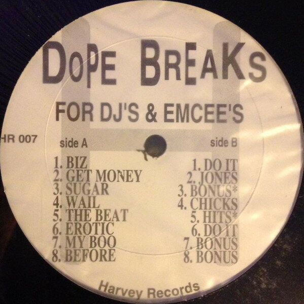・アーティスト Unknown Artist ・タイトル Dope Breaks For DJ's & Emcee's ・レーベル・型番 Harvey Records HR007 ・フォーマット 12インチレコード ・コンディション(盤) 良い (VG+) ・コンディション(ジャケット) プレインカバー（元ジャケット／カバー無し） ・コンディション(帯) オビなし ・特記事項 【盤に薄い跡】 サンプル画像です。実際の商品の画像ではありません 商品写真はバーコード/カタログ番号に対応したサンプル画像ですので、お送りする商品の画像ではありません。帯やライナーなどの付属品は、特記事項に記載されている場合のみ含まれます。プロモやカラーレコードなどの仕様についても、該当する場合のみ特記事項に記載しています。 【ご購入前に必ずご確認ください】 ・本店サイト(www.recordcity.jp)とは価格、送料が違います ・本店サイト、その他支店のオーダーとは同梱発送できません ・注文確定後に別の注文を頂いた場合、注文同士の同梱は致しかねます。 ・別倉庫から発送しているため、店頭受け渡しは対応しておりません ・一部商品は他の通販サイトでも販売しているため、ご注文のタイミングによっては商品のご用意ができない場合がございます。 ・土日祝日はお休みです 金曜・祝前日9時以降のご連絡またはご入金は、返答または発送が週明け・祝日明けに順次対応となります。 ・ご購入後のキャンセル不可 ご購入後のキャンセルはいかなる理由においてもお受けできません。ご了承の上、ご購入くださいませ。 ・日本郵便(ゆうパック/ゆうメール)によるお届けになります。 ・中古品であることをご理解ください 当ストアでは中古商品を主に販売しております。中古品であることをご理解の上ご購入ください。また、一部商品はRecordCityオンラインストアで試聴可能です。 ・返品について お客様のご都合による返品は一切承っておりません。 表記の内容と実際の商品に相違がある場合、また針飛び等で返品・返金をご希望される場合は、商品の到着後1週間以内にご連絡ください。商品の返送をこちらで確認後、キャンセル・返金を行います。 コンディションVG以下の商品は返品できません。プレイに影響のない表面のこすれ傷、プレス起因のノイズ盤は返品の対象外です。 【コンディション表記】 ・ほぼ新品(M-)(Like New) 完全な新品。未使用。当店ではほぼ使用しません ・非常に良い(EX)(Excellent) 中古盤として美品な状態。わずかな経年を感じるものの傷みを感じさせない、当店基準で最高の状態 ・良い(VG+)(Very Good Plus) 丁寧に扱われた中古品で、軽い使用感がみられる。 ・可(VG)(Acceptable) 使い込まれた中古品で、「良い」よりもさらに使用感がみられる。 ・悪い(VG-)(Bad) 状態が悪いアイテム。使用の保障はなく、再生不可、針飛び、目立つノイズがあるかもしれない。状態によるクレーム不可。返品不可。 ・非常に悪い(G)(Very Bad) 「悪い」よりさらに状態が悪いアイテム。使用の保障はなく、再生不可、針飛び、目立つノイズがあるかもしれない。状態によるクレーム不可。返品不可。 ・ジャンク(Fair)(Junk/Fair) 割れている、反っている、水ダメージがある、カビ、ジャケットが分離している、ひどい書き込み、ひどい擦れなど最低の状態。使用の保障はなく、再生不可、針飛び、目立つノイズがあるかもしれない。状態によるクレーム不可。返品不可。 ・ジャンク(Poor)(Junk/Poor) 割れている、反っている、水ダメージがある、カビ、ジャケットが分離している、ひどい書き込み、ひどい擦れなど最低の状態。使用の保障はなく、再生不可、針飛び、目立つノイズがあるかもしれない。状態によるクレーム不可。返品不可。