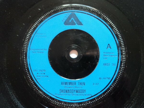 ・アーティスト Showaddywaddy ・タイトル Remember Then ・レーベル・型番 Arista ARIST247 ・フォーマット 7インチレコード ・コンディション(盤) 非常に良い(EX) ・コンディション(ジャケット) プレインカバー（元ジャケット／カバー無し） ・コンディション(帯) オビなし ・特記事項 サンプル画像です。実際の商品の画像ではありません 商品写真はバーコード/カタログ番号に対応したサンプル画像ですので、お送りする商品の画像ではありません。帯やライナーなどの付属品は、特記事項に記載されている場合のみ含まれます。プロモやカラーレコードなどの仕様についても、該当する場合のみ特記事項に記載しています。 【ご購入前に必ずご確認ください】 ・本店サイト(www.recordcity.jp)とは価格、送料が違います ・本店サイト、その他支店のオーダーとは同梱発送できません ・注文確定後に別の注文を頂いた場合、注文同士の同梱は致しかねます。 ・別倉庫から発送しているため、店頭受け渡しは対応しておりません ・一部商品は他の通販サイトでも販売しているため、ご注文のタイミングによっては商品のご用意ができない場合がございます。 ・土日祝日はお休みです 金曜・祝前日9時以降のご連絡またはご入金は、返答または発送が週明け・祝日明けに順次対応となります。 ・ご購入後のキャンセル不可 ご購入後のキャンセルはいかなる理由においてもお受けできません。ご了承の上、ご購入くださいませ。 ・日本郵便(ゆうパック/ゆうメール)によるお届けになります。 ・中古品であることをご理解ください 当ストアでは中古商品を主に販売しております。中古品であることをご理解の上ご購入ください。また、一部商品はRecordCityオンラインストアで試聴可能です。 ・返品について お客様のご都合による返品は一切承っておりません。 表記の内容と実際の商品に相違がある場合、また針飛び等で返品・返金をご希望される場合は、商品の到着後1週間以内にご連絡ください。商品の返送をこちらで確認後、キャンセル・返金を行います。 コンディションVG以下の商品は返品できません。プレイに影響のない表面のこすれ傷、プレス起因のノイズ盤は返品の対象外です。 【コンディション表記】 ・ほぼ新品(M-)(Like New) 完全な新品。未使用。当店ではほぼ使用しません ・非常に良い(EX)(Excellent) 中古盤として美品な状態。わずかな経年を感じるものの傷みを感じさせない、当店基準で最高の状態 ・良い(VG+)(Very Good Plus) 丁寧に扱われた中古品で、軽い使用感がみられる。 ・可(VG)(Acceptable) 使い込まれた中古品で、「良い」よりもさらに使用感がみられる。 ・悪い(VG-)(Bad) 状態が悪いアイテム。使用の保障はなく、再生不可、針飛び、目立つノイズがあるかもしれない。状態によるクレーム不可。返品不可。 ・非常に悪い(G)(Very Bad) 「悪い」よりさらに状態が悪いアイテム。使用の保障はなく、再生不可、針飛び、目立つノイズがあるかもしれない。状態によるクレーム不可。返品不可。 ・ジャンク(Fair)(Junk/Fair) 割れている、反っている、水ダメージがある、カビ、ジャケットが分離している、ひどい書き込み、ひどい擦れなど最低の状態。使用の保障はなく、再生不可、針飛び、目立つノイズがあるかもしれない。状態によるクレーム不可。返品不可。 ・ジャンク(Poor)(Junk/Poor) 割れている、反っている、水ダメージがある、カビ、ジャケットが分離している、ひどい書き込み、ひどい擦れなど最低の状態。使用の保障はなく、再生不可、針飛び、目立つノイズがあるかもしれない。状態によるクレーム不可。返品不可。