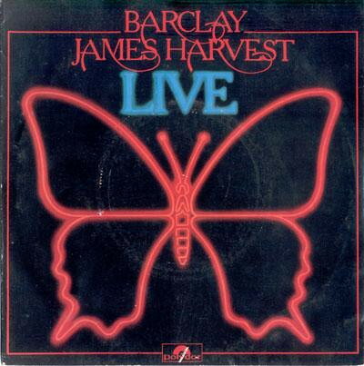 ・アーティスト Barclay James Harvest ・タイトル Live EP ・レーベル・型番 Polydor 2229198 ・フォーマット 7インチレコード ・コンディション(盤) 良い (VG+) ・コンディション(ジャケット) 良い (VG+) ・コンディション(帯) オビなし ・特記事項 【盤に薄い跡】【カバーにリングウェア】 サンプル画像です。実際の商品の画像ではありません 商品写真はバーコード/カタログ番号に対応したサンプル画像ですので、お送りする商品の画像ではありません。帯やライナーなどの付属品は、特記事項に記載されている場合のみ含まれます。プロモやカラーレコードなどの仕様についても、該当する場合のみ特記事項に記載しています。 【ご購入前に必ずご確認ください】 ・本店サイト(www.recordcity.jp)とは価格、送料が違います ・本店サイト、その他支店のオーダーとは同梱発送できません ・注文確定後に別の注文を頂いた場合、注文同士の同梱は致しかねます。 ・別倉庫から発送しているため、店頭受け渡しは対応しておりません ・一部商品は他の通販サイトでも販売しているため、ご注文のタイミングによっては商品のご用意ができない場合がございます。 ・土日祝日はお休みです 金曜・祝前日9時以降のご連絡またはご入金は、返答または発送が週明け・祝日明けに順次対応となります。 ・ご購入後のキャンセル不可 ご購入後のキャンセルはいかなる理由においてもお受けできません。ご了承の上、ご購入くださいませ。 ・日本郵便(ゆうパック/ゆうメール)によるお届けになります。 ・中古品であることをご理解ください 当ストアでは中古商品を主に販売しております。中古品であることをご理解の上ご購入ください。また、一部商品はRecordCityオンラインストアで試聴可能です。 ・返品について お客様のご都合による返品は一切承っておりません。 表記の内容と実際の商品に相違がある場合、また針飛び等で返品・返金をご希望される場合は、商品の到着後1週間以内にご連絡ください。商品の返送をこちらで確認後、キャンセル・返金を行います。 コンディションVG以下の商品は返品できません。プレイに影響のない表面のこすれ傷、プレス起因のノイズ盤は返品の対象外です。 【コンディション表記】 ・ほぼ新品(M-)(Like New) 完全な新品。未使用。当店ではほぼ使用しません ・非常に良い(EX)(Excellent) 中古盤として美品な状態。わずかな経年を感じるものの傷みを感じさせない、当店基準で最高の状態 ・良い(VG+)(Very Good Plus) 丁寧に扱われた中古品で、軽い使用感がみられる。 ・可(VG)(Acceptable) 使い込まれた中古品で、「良い」よりもさらに使用感がみられる。 ・悪い(VG-)(Bad) 状態が悪いアイテム。使用の保障はなく、再生不可、針飛び、目立つノイズがあるかもしれない。状態によるクレーム不可。返品不可。 ・非常に悪い(G)(Very Bad) 「悪い」よりさらに状態が悪いアイテム。使用の保障はなく、再生不可、針飛び、目立つノイズがあるかもしれない。状態によるクレーム不可。返品不可。 ・ジャンク(Fair)(Junk/Fair) 割れている、反っている、水ダメージがある、カビ、ジャケットが分離している、ひどい書き込み、ひどい擦れなど最低の状態。使用の保障はなく、再生不可、針飛び、目立つノイズがあるかもしれない。状態によるクレーム不可。返品不可。 ・ジャンク(Poor)(Junk/Poor) 割れている、反っている、水ダメージがある、カビ、ジャケットが分離している、ひどい書き込み、ひどい擦れなど最低の状態。使用の保障はなく、再生不可、針飛び、目立つノイズがあるかもしれない。状態によるクレーム不可。返品不可。