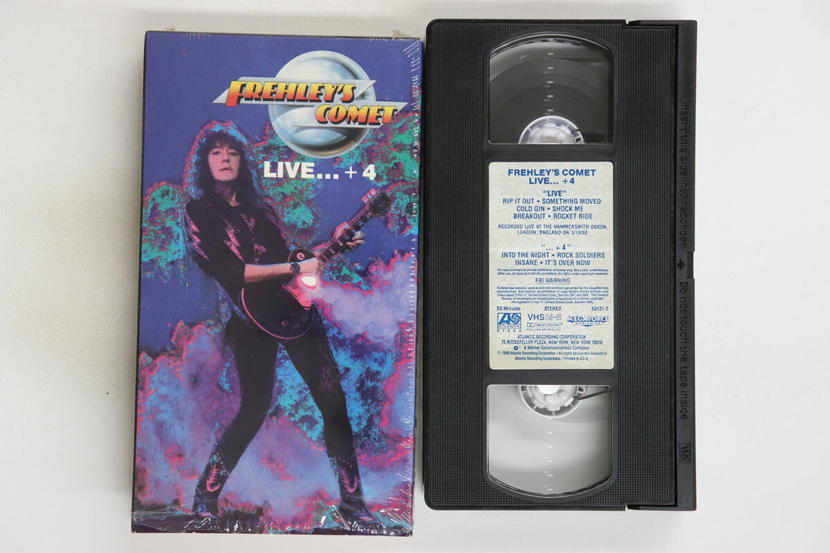 ・アーティスト Frehley's Comet ・タイトル Live... + 4 ・レーベル・型番 ATLANTIC VIDEO 501313 ・フォーマット VHSビデオ ・コンディション(盤) 良い (VG+) ・コンディション(ジャケット) 良い (VG+) ・コンディション(帯) オビなし ・特記事項 【シュリンク残し】 実際に発送される商品の画像です 【ご購入前に必ずご確認ください】 ・本店サイト(www.recordcity.jp)とは価格、送料が違います ・本店サイト、その他支店のオーダーとは同梱発送できません ・注文確定後に別の注文を頂いた場合、注文同士の同梱は致しかねます。 ・別倉庫から発送しているため、店頭受け渡しは対応しておりません ・一部商品は他の通販サイトでも販売しているため、ご注文のタイミングによっては商品のご用意ができない場合がございます。 ・土日祝日はお休みです 金曜・祝前日9時以降のご連絡またはご入金は、返答または発送が週明け・祝日明けに順次対応となります。 ・ご購入後のキャンセル不可 ご購入後のキャンセルはいかなる理由においてもお受けできません。ご了承の上、ご購入くださいませ。 ・日本郵便(ゆうパック/ゆうメール)によるお届けになります。 ・中古品であることをご理解ください 当ストアでは中古商品を主に販売しております。中古品であることをご理解の上ご購入ください。また、一部商品はRecordCityオンラインストアで試聴可能です。 ・返品について お客様のご都合による返品は一切承っておりません。 表記の内容と実際の商品に相違がある場合、また針飛び等で返品・返金をご希望される場合は、商品の到着後1週間以内にご連絡ください。商品の返送をこちらで確認後、キャンセル・返金を行います。 コンディションVG以下の商品は返品できません。プレイに影響のない表面のこすれ傷、プレス起因のノイズ盤は返品の対象外です。 【コンディション表記】 ・ほぼ新品(M-)(Like New) 完全な新品。未使用。当店ではほぼ使用しません ・非常に良い(EX)(Excellent) 中古盤として美品な状態。わずかな経年を感じるものの傷みを感じさせない、当店基準で最高の状態 ・良い(VG+)(Very Good Plus) 丁寧に扱われた中古品で、軽い使用感がみられる。 ・可(VG)(Acceptable) 使い込まれた中古品で、「良い」よりもさらに使用感がみられる。 ・悪い(VG-)(Bad) 状態が悪いアイテム。使用の保障はなく、再生不可、針飛び、目立つノイズがあるかもしれない。状態によるクレーム不可。返品不可。 ・非常に悪い(G)(Very Bad) 「悪い」よりさらに状態が悪いアイテム。使用の保障はなく、再生不可、針飛び、目立つノイズがあるかもしれない。状態によるクレーム不可。返品不可。 ・ジャンク(Fair)(Junk/Fair) 割れている、反っている、水ダメージがある、カビ、ジャケットが分離している、ひどい書き込み、ひどい擦れなど最低の状態。使用の保障はなく、再生不可、針飛び、目立つノイズがあるかもしれない。状態によるクレーム不可。返品不可。 ・ジャンク(Poor)(Junk/Poor) 割れている、反っている、水ダメージがある、カビ、ジャケットが分離している、ひどい書き込み、ひどい擦れなど最低の状態。使用の保障はなく、再生不可、針飛び、目立つノイズがあるかもしれない。状態によるクレーム不可。返品不可。