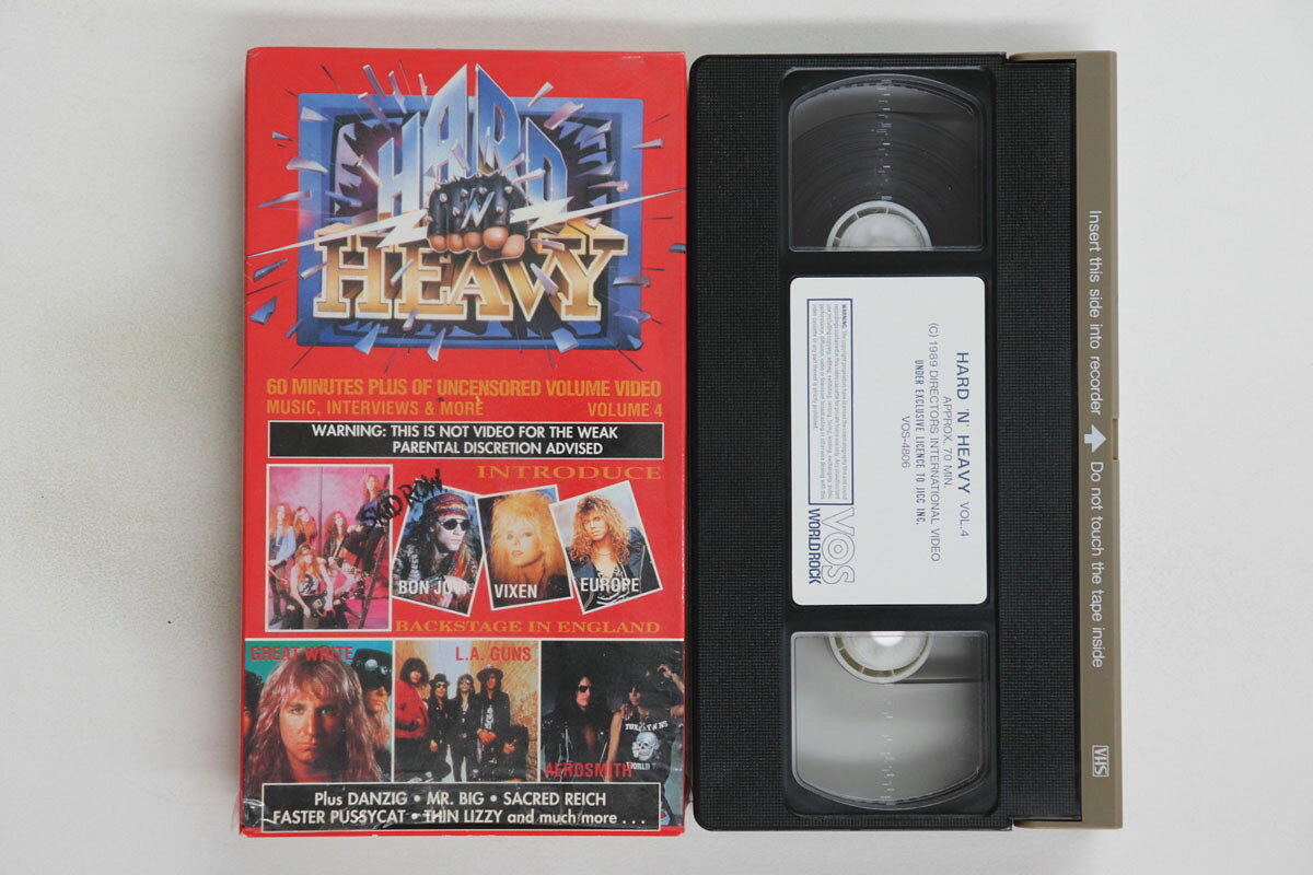 ・アーティスト Various ・タイトル Hard N Heavy Volume4 ・レーベル・型番 VOS WORLD ROCK VOS4806 ・フォーマット VHSビデオ ・コンディション(盤) 良い (VG+) ・コンディション(ジャケット) 良い (VG+) ・コンディション(帯) オビなし ・特記事項 【シュリンク残し】 実際に発送される商品の画像です 【ご購入前に必ずご確認ください】 ・本店サイト(www.recordcity.jp)とは価格、送料が違います ・本店サイト、その他支店のオーダーとは同梱発送できません ・注文確定後に別の注文を頂いた場合、注文同士の同梱は致しかねます。 ・別倉庫から発送しているため、店頭受け渡しは対応しておりません ・一部商品は他の通販サイトでも販売しているため、ご注文のタイミングによっては商品のご用意ができない場合がございます。 ・土日祝日はお休みです 金曜・祝前日9時以降のご連絡またはご入金は、返答または発送が週明け・祝日明けに順次対応となります。 ・ご購入後のキャンセル不可 ご購入後のキャンセルはいかなる理由においてもお受けできません。ご了承の上、ご購入くださいませ。 ・日本郵便(ゆうパック/ゆうメール)によるお届けになります。 ・中古品であることをご理解ください 当ストアでは中古商品を主に販売しております。中古品であることをご理解の上ご購入ください。また、一部商品はRecordCityオンラインストアで試聴可能です。 ・返品について お客様のご都合による返品は一切承っておりません。 表記の内容と実際の商品に相違がある場合、また針飛び等で返品・返金をご希望される場合は、商品の到着後1週間以内にご連絡ください。商品の返送をこちらで確認後、キャンセル・返金を行います。 コンディションVG以下の商品は返品できません。プレイに影響のない表面のこすれ傷、プレス起因のノイズ盤は返品の対象外です。 【コンディション表記】 ・ほぼ新品(M-)(Like New) 完全な新品。未使用。当店ではほぼ使用しません ・非常に良い(EX)(Excellent) 中古盤として美品な状態。わずかな経年を感じるものの傷みを感じさせない、当店基準で最高の状態 ・良い(VG+)(Very Good Plus) 丁寧に扱われた中古品で、軽い使用感がみられる。 ・可(VG)(Acceptable) 使い込まれた中古品で、「良い」よりもさらに使用感がみられる。 ・悪い(VG-)(Bad) 状態が悪いアイテム。使用の保障はなく、再生不可、針飛び、目立つノイズがあるかもしれない。状態によるクレーム不可。返品不可。 ・非常に悪い(G)(Very Bad) 「悪い」よりさらに状態が悪いアイテム。使用の保障はなく、再生不可、針飛び、目立つノイズがあるかもしれない。状態によるクレーム不可。返品不可。 ・ジャンク(Fair)(Junk/Fair) 割れている、反っている、水ダメージがある、カビ、ジャケットが分離している、ひどい書き込み、ひどい擦れなど最低の状態。使用の保障はなく、再生不可、針飛び、目立つノイズがあるかもしれない。状態によるクレーム不可。返品不可。 ・ジャンク(Poor)(Junk/Poor) 割れている、反っている、水ダメージがある、カビ、ジャケットが分離している、ひどい書き込み、ひどい擦れなど最低の状態。使用の保障はなく、再生不可、針飛び、目立つノイズがあるかもしれない。状態によるクレーム不可。返品不可。