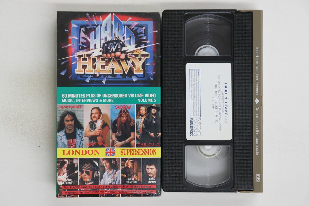 ・アーティスト Various ・タイトル Hard N Heavy Volume5 ・レーベル・型番 VOS WORLD ROCK VOS4807 ・フォーマット VHSビデオ ・コンディション(盤) 良い (VG+) ・コンディション(ジャケット) 良い (VG+) ・コンディション(帯) オビなし ・特記事項 【シュリンク残し】 実際に発送される商品の画像です 【ご購入前に必ずご確認ください】 ・本店サイト(www.recordcity.jp)とは価格、送料が違います ・本店サイト、その他支店のオーダーとは同梱発送できません ・注文確定後に別の注文を頂いた場合、注文同士の同梱は致しかねます。 ・別倉庫から発送しているため、店頭受け渡しは対応しておりません ・一部商品は他の通販サイトでも販売しているため、ご注文のタイミングによっては商品のご用意ができない場合がございます。 ・土日祝日はお休みです 金曜・祝前日9時以降のご連絡またはご入金は、返答または発送が週明け・祝日明けに順次対応となります。 ・ご購入後のキャンセル不可 ご購入後のキャンセルはいかなる理由においてもお受けできません。ご了承の上、ご購入くださいませ。 ・日本郵便(ゆうパック/ゆうメール)によるお届けになります。 ・中古品であることをご理解ください 当ストアでは中古商品を主に販売しております。中古品であることをご理解の上ご購入ください。また、一部商品はRecordCityオンラインストアで試聴可能です。 ・返品について お客様のご都合による返品は一切承っておりません。 表記の内容と実際の商品に相違がある場合、また針飛び等で返品・返金をご希望される場合は、商品の到着後1週間以内にご連絡ください。商品の返送をこちらで確認後、キャンセル・返金を行います。 コンディションVG以下の商品は返品できません。プレイに影響のない表面のこすれ傷、プレス起因のノイズ盤は返品の対象外です。 【コンディション表記】 ・ほぼ新品(M-)(Like New) 完全な新品。未使用。当店ではほぼ使用しません ・非常に良い(EX)(Excellent) 中古盤として美品な状態。わずかな経年を感じるものの傷みを感じさせない、当店基準で最高の状態 ・良い(VG+)(Very Good Plus) 丁寧に扱われた中古品で、軽い使用感がみられる。 ・可(VG)(Acceptable) 使い込まれた中古品で、「良い」よりもさらに使用感がみられる。 ・悪い(VG-)(Bad) 状態が悪いアイテム。使用の保障はなく、再生不可、針飛び、目立つノイズがあるかもしれない。状態によるクレーム不可。返品不可。 ・非常に悪い(G)(Very Bad) 「悪い」よりさらに状態が悪いアイテム。使用の保障はなく、再生不可、針飛び、目立つノイズがあるかもしれない。状態によるクレーム不可。返品不可。 ・ジャンク(Fair)(Junk/Fair) 割れている、反っている、水ダメージがある、カビ、ジャケットが分離している、ひどい書き込み、ひどい擦れなど最低の状態。使用の保障はなく、再生不可、針飛び、目立つノイズがあるかもしれない。状態によるクレーム不可。返品不可。 ・ジャンク(Poor)(Junk/Poor) 割れている、反っている、水ダメージがある、カビ、ジャケットが分離している、ひどい書き込み、ひどい擦れなど最低の状態。使用の保障はなく、再生不可、針飛び、目立つノイズがあるかもしれない。状態によるクレーム不可。返品不可。