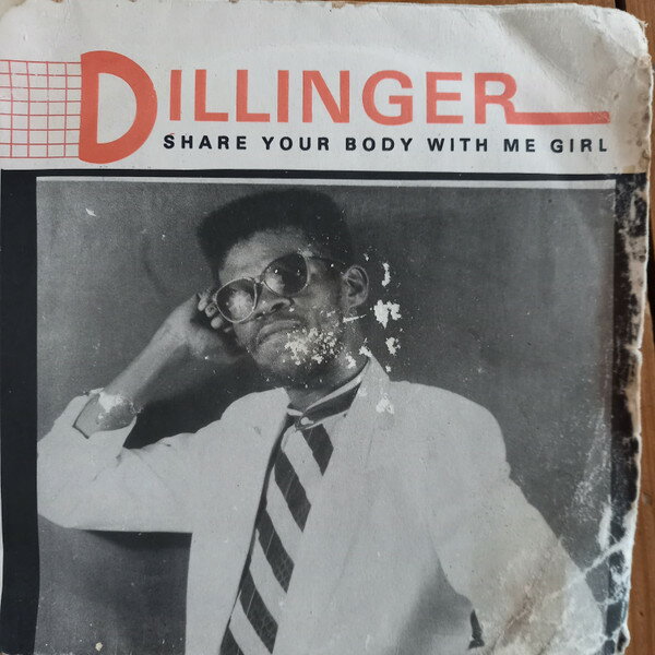 ・アーティスト Dillinger ・タイトル Share Your Body ・レーベル・型番 Jah Life NONE ・フォーマット 7インチレコード ・コンディション(盤) 良い (VG+) ・コンディション(ジャケット) プレインカバー（元ジャケット／カバー無し） ・コンディション(帯) オビなし ・特記事項 サンプル画像です。実際の商品の画像ではありません 商品写真はバーコード/カタログ番号に対応したサンプル画像ですので、お送りする商品の画像ではありません。帯やライナーなどの付属品は、特記事項に記載されている場合のみ含まれます。プロモやカラーレコードなどの仕様についても、該当する場合のみ特記事項に記載しています。 【ご購入前に必ずご確認ください】 ・本店サイト(www.recordcity.jp)とは価格、送料が違います ・本店サイト、その他支店のオーダーとは同梱発送できません ・注文確定後に別の注文を頂いた場合、注文同士の同梱は致しかねます。 ・別倉庫から発送しているため、店頭受け渡しは対応しておりません ・一部商品は他の通販サイトでも販売しているため、ご注文のタイミングによっては商品のご用意ができない場合がございます。 ・土日祝日はお休みです 金曜・祝前日9時以降のご連絡またはご入金は、返答または発送が週明け・祝日明けに順次対応となります。 ・ご購入後のキャンセル不可 ご購入後のキャンセルはいかなる理由においてもお受けできません。ご了承の上、ご購入くださいませ。 ・日本郵便(ゆうパック/ゆうメール)によるお届けになります。 ・中古品であることをご理解ください 当ストアでは中古商品を主に販売しております。中古品であることをご理解の上ご購入ください。また、一部商品はRecordCityオンラインストアで試聴可能です。 ・返品について お客様のご都合による返品は一切承っておりません。 表記の内容と実際の商品に相違がある場合、また針飛び等で返品・返金をご希望される場合は、商品の到着後1週間以内にご連絡ください。商品の返送をこちらで確認後、キャンセル・返金を行います。 コンディションVG以下の商品は返品できません。プレイに影響のない表面のこすれ傷、プレス起因のノイズ盤は返品の対象外です。 【コンディション表記】 ・ほぼ新品(M-)(Like New) 完全な新品。未使用。当店ではほぼ使用しません ・非常に良い(EX)(Excellent) 中古盤として美品な状態。わずかな経年を感じるものの傷みを感じさせない、当店基準で最高の状態 ・良い(VG+)(Very Good Plus) 丁寧に扱われた中古品で、軽い使用感がみられる。 ・可(VG)(Acceptable) 使い込まれた中古品で、「良い」よりもさらに使用感がみられる。 ・悪い(VG-)(Bad) 状態が悪いアイテム。使用の保障はなく、再生不可、針飛び、目立つノイズがあるかもしれない。状態によるクレーム不可。返品不可。 ・非常に悪い(G)(Very Bad) 「悪い」よりさらに状態が悪いアイテム。使用の保障はなく、再生不可、針飛び、目立つノイズがあるかもしれない。状態によるクレーム不可。返品不可。 ・ジャンク(Fair)(Junk/Fair) 割れている、反っている、水ダメージがある、カビ、ジャケットが分離している、ひどい書き込み、ひどい擦れなど最低の状態。使用の保障はなく、再生不可、針飛び、目立つノイズがあるかもしれない。状態によるクレーム不可。返品不可。 ・ジャンク(Poor)(Junk/Poor) 割れている、反っている、水ダメージがある、カビ、ジャケットが分離している、ひどい書き込み、ひどい擦れなど最低の状態。使用の保障はなく、再生不可、針飛び、目立つノイズがあるかもしれない。状態によるクレーム不可。返品不可。