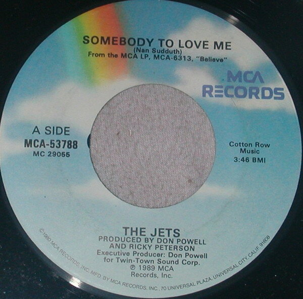 ・アーティスト Jets ・タイトル Somebody To Love Me ・レーベル・型番 MCA Records MCA53788 ・フォーマット 7インチレコード ・コンディション(盤) 良い (VG+) ・コンディション(ジャケット) プレインカバー（元ジャケット／カバー無し） ・コンディション(帯) オビなし ・特記事項 【盤に薄い跡】 サンプル画像です。実際の商品の画像ではありません 商品写真はバーコード/カタログ番号に対応したサンプル画像ですので、お送りする商品の画像ではありません。帯やライナーなどの付属品は、特記事項に記載されている場合のみ含まれます。プロモやカラーレコードなどの仕様についても、該当する場合のみ特記事項に記載しています。 【ご購入前に必ずご確認ください】 ・本店サイト(www.recordcity.jp)とは価格、送料が違います ・本店サイト、その他支店のオーダーとは同梱発送できません ・注文確定後に別の注文を頂いた場合、注文同士の同梱は致しかねます。 ・別倉庫から発送しているため、店頭受け渡しは対応しておりません ・一部商品は他の通販サイトでも販売しているため、ご注文のタイミングによっては商品のご用意ができない場合がございます。 ・土日祝日はお休みです 金曜・祝前日9時以降のご連絡またはご入金は、返答または発送が週明け・祝日明けに順次対応となります。 ・ご購入後のキャンセル不可 ご購入後のキャンセルはいかなる理由においてもお受けできません。ご了承の上、ご購入くださいませ。 ・日本郵便(ゆうパック/ゆうメール)によるお届けになります。 ・中古品であることをご理解ください 当ストアでは中古商品を主に販売しております。中古品であることをご理解の上ご購入ください。また、一部商品はRecordCityオンラインストアで試聴可能です。 ・返品について お客様のご都合による返品は一切承っておりません。 表記の内容と実際の商品に相違がある場合、また針飛び等で返品・返金をご希望される場合は、商品の到着後1週間以内にご連絡ください。商品の返送をこちらで確認後、キャンセル・返金を行います。 コンディションVG以下の商品は返品できません。プレイに影響のない表面のこすれ傷、プレス起因のノイズ盤は返品の対象外です。 【コンディション表記】 ・ほぼ新品(M-)(Like New) 完全な新品。未使用。当店ではほぼ使用しません ・非常に良い(EX)(Excellent) 中古盤として美品な状態。わずかな経年を感じるものの傷みを感じさせない、当店基準で最高の状態 ・良い(VG+)(Very Good Plus) 丁寧に扱われた中古品で、軽い使用感がみられる。 ・可(VG)(Acceptable) 使い込まれた中古品で、「良い」よりもさらに使用感がみられる。 ・悪い(VG-)(Bad) 状態が悪いアイテム。使用の保障はなく、再生不可、針飛び、目立つノイズがあるかもしれない。状態によるクレーム不可。返品不可。 ・非常に悪い(G)(Very Bad) 「悪い」よりさらに状態が悪いアイテム。使用の保障はなく、再生不可、針飛び、目立つノイズがあるかもしれない。状態によるクレーム不可。返品不可。 ・ジャンク(Fair)(Junk/Fair) 割れている、反っている、水ダメージがある、カビ、ジャケットが分離している、ひどい書き込み、ひどい擦れなど最低の状態。使用の保障はなく、再生不可、針飛び、目立つノイズがあるかもしれない。状態によるクレーム不可。返品不可。 ・ジャンク(Poor)(Junk/Poor) 割れている、反っている、水ダメージがある、カビ、ジャケットが分離している、ひどい書き込み、ひどい擦れなど最低の状態。使用の保障はなく、再生不可、針飛び、目立つノイズがあるかもしれない。状態によるクレーム不可。返品不可。