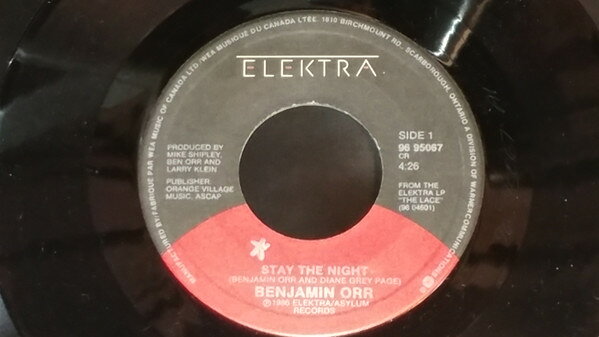 ・アーティスト Benjamin Orr ・タイトル Stay The Night / That's The Way ・レーベル・型番 Elektra 9695067 ・フォーマット 7インチレコード ・コンディション(盤) 良い (VG+) ・コンディション(ジャケット) プレインカバー（元ジャケット／カバー無し） ・コンディション(帯) オビなし ・特記事項 【盤に薄い跡】 サンプル画像です。実際の商品の画像ではありません 商品写真はバーコード/カタログ番号に対応したサンプル画像ですので、お送りする商品の画像ではありません。帯やライナーなどの付属品は、特記事項に記載されている場合のみ含まれます。プロモやカラーレコードなどの仕様についても、該当する場合のみ特記事項に記載しています。 【ご購入前に必ずご確認ください】 ・本店サイト(www.recordcity.jp)とは価格、送料が違います ・本店サイト、その他支店のオーダーとは同梱発送できません ・注文確定後に別の注文を頂いた場合、注文同士の同梱は致しかねます。 ・別倉庫から発送しているため、店頭受け渡しは対応しておりません ・一部商品は他の通販サイトでも販売しているため、ご注文のタイミングによっては商品のご用意ができない場合がございます。 ・土日祝日はお休みです 金曜・祝前日9時以降のご連絡またはご入金は、返答または発送が週明け・祝日明けに順次対応となります。 ・ご購入後のキャンセル不可 ご購入後のキャンセルはいかなる理由においてもお受けできません。ご了承の上、ご購入くださいませ。 ・日本郵便(ゆうパック/ゆうメール)によるお届けになります。 ・中古品であることをご理解ください 当ストアでは中古商品を主に販売しております。中古品であることをご理解の上ご購入ください。また、一部商品はRecordCityオンラインストアで試聴可能です。 ・返品について お客様のご都合による返品は一切承っておりません。 表記の内容と実際の商品に相違がある場合、また針飛び等で返品・返金をご希望される場合は、商品の到着後1週間以内にご連絡ください。商品の返送をこちらで確認後、キャンセル・返金を行います。 コンディションVG以下の商品は返品できません。プレイに影響のない表面のこすれ傷、プレス起因のノイズ盤は返品の対象外です。 【コンディション表記】 ・ほぼ新品(M-)(Like New) 完全な新品。未使用。当店ではほぼ使用しません ・非常に良い(EX)(Excellent) 中古盤として美品な状態。わずかな経年を感じるものの傷みを感じさせない、当店基準で最高の状態 ・良い(VG+)(Very Good Plus) 丁寧に扱われた中古品で、軽い使用感がみられる。 ・可(VG)(Acceptable) 使い込まれた中古品で、「良い」よりもさらに使用感がみられる。 ・悪い(VG-)(Bad) 状態が悪いアイテム。使用の保障はなく、再生不可、針飛び、目立つノイズがあるかもしれない。状態によるクレーム不可。返品不可。 ・非常に悪い(G)(Very Bad) 「悪い」よりさらに状態が悪いアイテム。使用の保障はなく、再生不可、針飛び、目立つノイズがあるかもしれない。状態によるクレーム不可。返品不可。 ・ジャンク(Fair)(Junk/Fair) 割れている、反っている、水ダメージがある、カビ、ジャケットが分離している、ひどい書き込み、ひどい擦れなど最低の状態。使用の保障はなく、再生不可、針飛び、目立つノイズがあるかもしれない。状態によるクレーム不可。返品不可。 ・ジャンク(Poor)(Junk/Poor) 割れている、反っている、水ダメージがある、カビ、ジャケットが分離している、ひどい書き込み、ひどい擦れなど最低の状態。使用の保障はなく、再生不可、針飛び、目立つノイズがあるかもしれない。状態によるクレーム不可。返品不可。