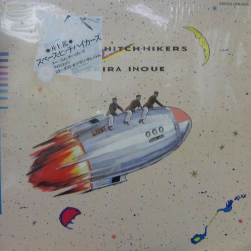 ・アーティスト 井上鑑 ・タイトル Space Hitch-hikers ・レーベル FUN HOUSE 15FB2026 ・フォーマット 12インチレコード ・コンディション(盤) 良い (VG+) ・コンディション(ジャケット) 良い (VG+) ・コンディション(帯) オビなし ・特記事項 【レンタル落ち】 【ライナー付き】 【カバーにシール付着】【ハイプステッカー】【盤汚れ】 サンプル画像です。実際の商品の画像ではありません 商品写真はバーコード/カタログ番号に対応したサンプル画像ですので、お送りする商品の画像ではありません。帯やライナーなどの付属品は、特記事項に記載されている場合のみ含まれます。プロモやカラーレコードなどの仕様についても、該当する場合のみ特記事項に記載しています。 【ご購入前に必ずご確認ください】 ・本店サイト(www.recordcity.jp)とは価格、送料が違います ・本店サイト、その他支店のオーダーとは同梱発送できません ・別倉庫から発送しているため、店頭受け渡しは対応しておりません ・一部商品は他の通販サイトでも販売しているため、ご注文のタイミングによっては商品のご用意ができない場合がございます。 ・土日祝日はお休みです 金曜・祝前日9時以降のご連絡またはご入金は、返答または発送が週明け・祝日明けに順次対応となります。 ・ご購入後のキャンセル不可 ご購入後のキャンセルはいかなる理由においてもお受けできません。ご了承の上、ご購入くださいませ。 ・日本郵便(ゆうパック/ゆうメール)によるお届けになります。 ・中古品であることをご理解ください 当ストアではお客様よりお譲りいただいた中古商品を主に販売しております。中古品であることをご理解の上ご購入ください。また、一部商品はRecordCityオンラインストアで試聴可能です。 ・返品について お客様のご都合による返品は一切承っておりません。 表記の内容と実際の商品に相違がある場合、また針飛び等で返品・返金をご希望される場合は、商品の到着後1週間以内にご連絡ください。商品の返送をこちらで確認後、キャンセル・返金を行います。 コンディションVG以下の商品は返品できません。プレイに影響のない表面のこすれ傷、プレス起因のノイズ盤は返品の対象外です。 【コンディション表記】 ・ほぼ新品(M-)(Like New) 完全な新品。未使用。当店ではほぼ使用しません ・非常に良い(EX)(Excellent) 中古盤として美品な状態。わずかな経年を感じるものの傷みを感じさせない、当店基準で最高の状態 ・良い(VG+)(Very Good Plus) 丁寧に扱われた中古品で、軽い使用感がみられる。 ・可(VG)(Acceptable) 使い込まれた中古品で、「良い」よりもさらに使用感がみられる。 ・悪い(VG-)(Bad) 状態が悪いアイテム。使用の保障はなく、再生不可、針飛び、目立つノイズがあるかもしれない。状態によるクレーム不可。返品不可。 ・非常に悪い(G)(Very Bad) 「悪い」よりさらに状態が悪いアイテム。使用の保障はなく、再生不可、針飛び、目立つノイズがあるかもしれない。状態によるクレーム不可。返品不可。 ・ジャンク(Fair)(Junk/Fair) 割れている、反っている、水ダメージがある、カビ、ジャケットが分離している、ひどい書き込み、ひどい擦れなど最低の状態。使用の保障はなく、再生不可、針飛び、目立つノイズがあるかもしれない。状態によるクレーム不可。返品不可。 ・ジャンク(Poor)(Junk/Poor) 割れている、反っている、水ダメージがある、カビ、ジャケットが分離している、ひどい書き込み、ひどい擦れなど最低の状態。使用の保障はなく、再生不可、針飛び、目立つノイズがあるかもしれない。状態によるクレーム不可。返品不可。