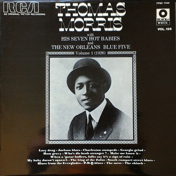 ・アーティスト Thomas Morris & His Seven Hot Babies & New Orleans Blue Five ・タイトル Volume 1 (1926) ・レーベル RCA FPM17049 ・フォーマット LPレコード ・コンディション(盤) 非常に良い(EX) ・コンディション(ジャケット) 良い (VG+) ・コンディション(帯) オビなし ・特記事項 サンプル画像です。実際の商品の画像ではありません 商品写真はバーコード/カタログ番号に対応したサンプル画像ですので、お送りする商品の画像ではありません。帯やライナーなどの付属品は、特記事項に記載されている場合のみ含まれます。プロモやカラーレコードなどの仕様についても、該当する場合のみ特記事項に記載しています。 【ご購入前に必ずご確認ください】 ・本店サイト(www.recordcity.jp)とは価格、送料が違います ・本店サイト、その他支店のオーダーとは同梱発送できません ・別倉庫から発送しているため、店頭受け渡しは対応しておりません ・一部商品は他の通販サイトでも販売しているため、ご注文のタイミングによっては商品のご用意ができない場合がございます。 ・土日祝日はお休みです 金曜・祝前日9時以降のご連絡またはご入金は、返答または発送が週明け・祝日明けに順次対応となります。 ・ご購入後のキャンセル不可 ご購入後のキャンセルはいかなる理由においてもお受けできません。ご了承の上、ご購入くださいませ。 ・日本郵便(ゆうパック/ゆうメール)によるお届けになります。 ・中古品であることをご理解ください 当ストアではお客様よりお譲りいただいた中古商品を主に販売しております。中古品であることをご理解の上ご購入ください。また、一部商品はRecordCityオンラインストアで試聴可能です。 ・返品について お客様のご都合による返品は一切承っておりません。 表記の内容と実際の商品に相違がある場合、また針飛び等で返品・返金をご希望される場合は、商品の到着後1週間以内にご連絡ください。商品の返送をこちらで確認後、キャンセル・返金を行います。 コンディションVG以下の商品は返品できません。プレイに影響のない表面のこすれ傷、プレス起因のノイズ盤は返品の対象外です。 【コンディション表記】 ・ほぼ新品(M-)(Like New) 完全な新品。未使用。当店ではほぼ使用しません ・非常に良い(EX)(Excellent) 中古盤として美品な状態。わずかな経年を感じるものの傷みを感じさせない、当店基準で最高の状態 ・良い(VG+)(Very Good Plus) 丁寧に扱われた中古品で、軽い使用感がみられる。 ・可(VG)(Acceptable) 使い込まれた中古品で、「良い」よりもさらに使用感がみられる。 ・悪い(VG-)(Bad) 状態が悪いアイテム。使用の保障はなく、再生不可、針飛び、目立つノイズがあるかもしれない。状態によるクレーム不可。返品不可。 ・非常に悪い(G)(Very Bad) 「悪い」よりさらに状態が悪いアイテム。使用の保障はなく、再生不可、針飛び、目立つノイズがあるかもしれない。状態によるクレーム不可。返品不可。 ・ジャンク(Fair)(Junk/Fair) 割れている、反っている、水ダメージがある、カビ、ジャケットが分離している、ひどい書き込み、ひどい擦れなど最低の状態。使用の保障はなく、再生不可、針飛び、目立つノイズがあるかもしれない。状態によるクレーム不可。返品不可。 ・ジャンク(Poor)(Junk/Poor) 割れている、反っている、水ダメージがある、カビ、ジャケットが分離している、ひどい書き込み、ひどい擦れなど最低の状態。使用の保障はなく、再生不可、針飛び、目立つノイズがあるかもしれない。状態によるクレーム不可。返品不可。