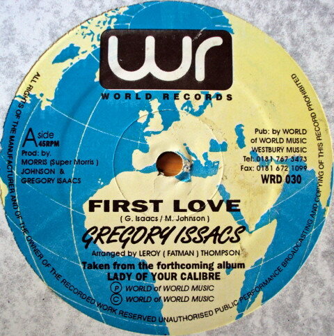 ・アーティスト Gregory Isaacs ・タイトル First Love ・レーベル World Records WRD030 ・フォーマット 12インチレコード ・コンディション(盤) 非常に良い(EX) ・コンディション(ジャケット) プレインカバー（元ジャケット／カバー無し） ・コンディション(帯) オビなし ・特記事項 【盤に浅い跡】【レーベルに書き込み】 サンプル画像です。実際の商品の画像ではありません 商品写真はバーコード/カタログ番号に対応したサンプル画像ですので、お送りする商品の画像ではありません。帯やライナーなどの付属品は、特記事項に記載されている場合のみ含まれます。プロモやカラーレコードなどの仕様についても、該当する場合のみ特記事項に記載しています。 【ご購入前に必ずご確認ください】 ・本店サイト(www.recordcity.jp)とは価格、送料が違います ・本店サイト、その他支店のオーダーとは同梱発送できません ・別倉庫から発送しているため、店頭受け渡しは対応しておりません ・一部商品は他の通販サイトでも販売しているため、ご注文のタイミングによっては商品のご用意ができない場合がございます。 ・土日祝日はお休みです 金曜・祝前日9時以降のご連絡またはご入金は、返答または発送が週明け・祝日明けに順次対応となります。 ・ご購入後のキャンセル不可 ご購入後のキャンセルはいかなる理由においてもお受けできません。ご了承の上、ご購入くださいませ。 ・日本郵便(ゆうパック/ゆうメール)によるお届けになります。 ・中古品であることをご理解ください 当ストアではお客様よりお譲りいただいた中古商品を主に販売しております。中古品であることをご理解の上ご購入ください。また、一部商品はRecordCityオンラインストアで試聴可能です。 ・返品について お客様のご都合による返品は一切承っておりません。 表記の内容と実際の商品に相違がある場合、また針飛び等で返品・返金をご希望される場合は、商品の到着後1週間以内にご連絡ください。商品の返送をこちらで確認後、キャンセル・返金を行います。 コンディションVG以下の商品は返品できません。プレイに影響のない表面のこすれ傷、プレス起因のノイズ盤は返品の対象外です。 【コンディション表記】 ・ほぼ新品(M-)(Like New) 完全な新品。未使用。当店ではほぼ使用しません ・非常に良い(EX)(Excellent) 中古盤として美品な状態。わずかな経年を感じるものの傷みを感じさせない、当店基準で最高の状態 ・良い(VG+)(Very Good Plus) 丁寧に扱われた中古品で、軽い使用感がみられる。 ・可(VG)(Acceptable) 使い込まれた中古品で、「良い」よりもさらに使用感がみられる。 ・悪い(VG-)(Bad) 状態が悪いアイテム。使用の保障はなく、再生不可、針飛び、目立つノイズがあるかもしれない。状態によるクレーム不可。返品不可。 ・非常に悪い(G)(Very Bad) 「悪い」よりさらに状態が悪いアイテム。使用の保障はなく、再生不可、針飛び、目立つノイズがあるかもしれない。状態によるクレーム不可。返品不可。 ・ジャンク(Fair)(Junk/Fair) 割れている、反っている、水ダメージがある、カビ、ジャケットが分離している、ひどい書き込み、ひどい擦れなど最低の状態。使用の保障はなく、再生不可、針飛び、目立つノイズがあるかもしれない。状態によるクレーム不可。返品不可。 ・ジャンク(Poor)(Junk/Poor) 割れている、反っている、水ダメージがある、カビ、ジャケットが分離している、ひどい書き込み、ひどい擦れなど最低の状態。使用の保障はなく、再生不可、針飛び、目立つノイズがあるかもしれない。状態によるクレーム不可。返品不可。