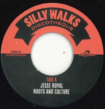 ・アーティスト Jesse Royal / Jesse Royal ・タイトル Roots And Culture / Dub ・レーベル・型番 Silly Walks EU SWD036 ・フォーマット 7インチレコード ・コンディション(盤) 新品 (M) ・コンディション(ジャケット) ・コンディション(帯) オビなし ・特記事項 サンプル画像です。実際の商品の画像ではありません 商品写真はバーコード/カタログ番号に対応したサンプル画像ですので、お送りする商品の画像ではありません。帯やライナーなどの付属品は、特記事項に記載されている場合のみ含まれます。プロモやカラーレコードなどの仕様についても、該当する場合のみ特記事項に記載しています。 【ご購入前に必ずご確認ください】 ・本店サイト(www.recordcity.jp)とは価格、送料が違います ・本店サイト、その他支店のオーダーとは同梱発送できません ・注文確定後に別の注文を頂いた場合、注文同士の同梱は致しかねます。 ・別倉庫から発送しているため、店頭受け渡しは対応しておりません ・一部商品は他の通販サイトでも販売しているため、ご注文のタイミングによっては商品のご用意ができない場合がございます。 ・土日祝日はお休みです 金曜・祝前日9時以降のご連絡またはご入金は、返答または発送が週明け・祝日明けに順次対応となります。 ・ご購入後のキャンセル不可 ご購入後のキャンセルはいかなる理由においてもお受けできません。ご了承の上、ご購入くださいませ。 ・日本郵便(ゆうパック/ゆうメール)によるお届けになります。 ・中古品であることをご理解ください 当ストアでは中古商品を主に販売しております。中古品であることをご理解の上ご購入ください。また、一部商品はRecordCityオンラインストアで試聴可能です。 ・返品について お客様のご都合による返品は一切承っておりません。 表記の内容と実際の商品に相違がある場合、また針飛び等で返品・返金をご希望される場合は、商品の到着後1週間以内にご連絡ください。商品の返送をこちらで確認後、キャンセル・返金を行います。 コンディションVG以下の商品は返品できません。プレイに影響のない表面のこすれ傷、プレス起因のノイズ盤は返品の対象外です。 【コンディション表記】 ・ほぼ新品(M-)(Like New) 完全な新品。未使用。当店ではほぼ使用しません ・非常に良い(EX)(Excellent) 中古盤として美品な状態。わずかな経年を感じるものの傷みを感じさせない、当店基準で最高の状態 ・良い(VG+)(Very Good Plus) 丁寧に扱われた中古品で、軽い使用感がみられる。 ・可(VG)(Acceptable) 使い込まれた中古品で、「良い」よりもさらに使用感がみられる。 ・悪い(VG-)(Bad) 状態が悪いアイテム。使用の保障はなく、再生不可、針飛び、目立つノイズがあるかもしれない。状態によるクレーム不可。返品不可。 ・非常に悪い(G)(Very Bad) 「悪い」よりさらに状態が悪いアイテム。使用の保障はなく、再生不可、針飛び、目立つノイズがあるかもしれない。状態によるクレーム不可。返品不可。 ・ジャンク(Fair)(Junk/Fair) 割れている、反っている、水ダメージがある、カビ、ジャケットが分離している、ひどい書き込み、ひどい擦れなど最低の状態。使用の保障はなく、再生不可、針飛び、目立つノイズがあるかもしれない。状態によるクレーム不可。返品不可。 ・ジャンク(Poor)(Junk/Poor) 割れている、反っている、水ダメージがある、カビ、ジャケットが分離している、ひどい書き込み、ひどい擦れなど最低の状態。使用の保障はなく、再生不可、針飛び、目立つノイズがあるかもしれない。状態によるクレーム不可。返品不可。