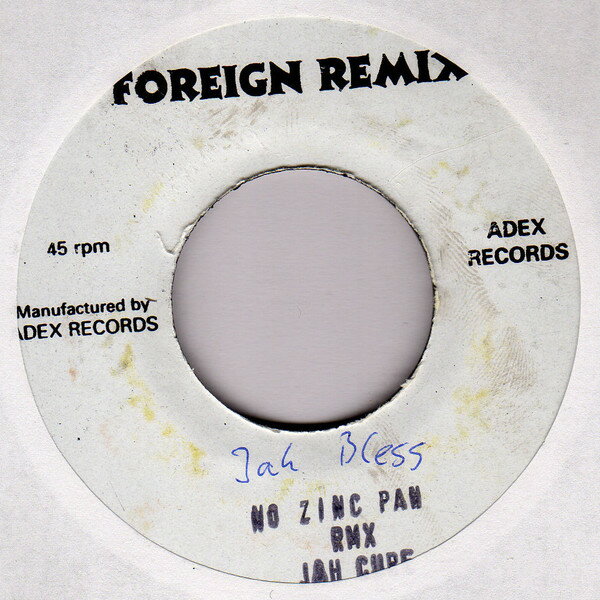 ・アーティスト Jah Cure ・タイトル No Zinc Pan Rmx ・レーベル Foreign Remix NONE ・フォーマット 7インチレコード ・コンディション(盤) 良い (VG+) ・コンディション(ジャケット) ・コンディション(帯) オビなし ・特記事項 サンプル画像です。実際の商品の画像ではありません 商品写真はバーコード/カタログ番号に対応したサンプル画像ですので、お送りする商品の画像ではありません。帯やライナーなどの付属品は、特記事項に記載されている場合のみ含まれます。プロモやカラーレコードなどの仕様についても、該当する場合のみ特記事項に記載しています。 【ご購入前に必ずご確認ください】 ・本店サイト(www.recordcity.jp)とは価格、送料が違います ・本店サイト、その他支店のオーダーとは同梱発送できません ・別倉庫から発送しているため、店頭受け渡しは対応しておりません ・一部商品は他の通販サイトでも販売しているため、ご注文のタイミングによっては商品のご用意ができない場合がございます。 ・土日祝日はお休みです 金曜・祝前日9時以降のご連絡またはご入金は、返答または発送が週明け・祝日明けに順次対応となります。 ・ご購入後のキャンセル不可 ご購入後のキャンセルはいかなる理由においてもお受けできません。ご了承の上、ご購入くださいませ。 ・日本郵便(ゆうパック/ゆうメール)によるお届けになります。 ・中古品であることをご理解ください 当ストアではお客様よりお譲りいただいた中古商品を主に販売しております。中古品であることをご理解の上ご購入ください。また、一部商品はRecordCityオンラインストアで試聴可能です。 ・返品について お客様のご都合による返品は一切承っておりません。 表記の内容と実際の商品に相違がある場合、また針飛び等で返品・返金をご希望される場合は、商品の到着後1週間以内にご連絡ください。商品の返送をこちらで確認後、キャンセル・返金を行います。 コンディションVG以下の商品は返品できません。プレイに影響のない表面のこすれ傷、プレス起因のノイズ盤は返品の対象外です。 【コンディション表記】 ・ほぼ新品(M-)(Like New) 完全な新品。未使用。当店ではほぼ使用しません ・非常に良い(EX)(Excellent) 中古盤として美品な状態。わずかな経年を感じるものの傷みを感じさせない、当店基準で最高の状態 ・良い(VG+)(Very Good Plus) 丁寧に扱われた中古品で、軽い使用感がみられる。 ・可(VG)(Acceptable) 使い込まれた中古品で、「良い」よりもさらに使用感がみられる。 ・悪い(VG-)(Bad) 状態が悪いアイテム。使用の保障はなく、再生不可、針飛び、目立つノイズがあるかもしれない。状態によるクレーム不可。返品不可。 ・非常に悪い(G)(Very Bad) 「悪い」よりさらに状態が悪いアイテム。使用の保障はなく、再生不可、針飛び、目立つノイズがあるかもしれない。状態によるクレーム不可。返品不可。 ・ジャンク(Fair)(Junk/Fair) 割れている、反っている、水ダメージがある、カビ、ジャケットが分離している、ひどい書き込み、ひどい擦れなど最低の状態。使用の保障はなく、再生不可、針飛び、目立つノイズがあるかもしれない。状態によるクレーム不可。返品不可。 ・ジャンク(Poor)(Junk/Poor) 割れている、反っている、水ダメージがある、カビ、ジャケットが分離している、ひどい書き込み、ひどい擦れなど最低の状態。使用の保障はなく、再生不可、針飛び、目立つノイズがあるかもしれない。状態によるクレーム不可。返品不可。