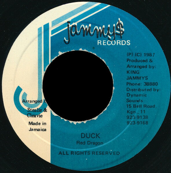 ・アーティスト Red Dragon ・タイトル Duck ・レーベル・型番 Jammy's Records NONE ・フォーマット 7インチレコード ・コンディション(盤) 可 (VG) ・コンディション(ジャケット) ・コンディション(帯) オビなし ・特記事項 【Duck】 サンプル画像です。実際の商品の画像ではありません 商品写真はバーコード/カタログ番号に対応したサンプル画像ですので、お送りする商品の画像ではありません。帯やライナーなどの付属品は、特記事項に記載されている場合のみ含まれます。プロモやカラーレコードなどの仕様についても、該当する場合のみ特記事項に記載しています。 【ご購入前に必ずご確認ください】 ・本店サイト(www.recordcity.jp)とは価格、送料が違います ・本店サイト、その他支店のオーダーとは同梱発送できません ・注文確定後に別の注文を頂いた場合、注文同士の同梱は致しかねます。 ・別倉庫から発送しているため、店頭受け渡しは対応しておりません ・一部商品は他の通販サイトでも販売しているため、ご注文のタイミングによっては商品のご用意ができない場合がございます。 ・土日祝日はお休みです 金曜・祝前日9時以降のご連絡またはご入金は、返答または発送が週明け・祝日明けに順次対応となります。 ・ご購入後のキャンセル不可 ご購入後のキャンセルはいかなる理由においてもお受けできません。ご了承の上、ご購入くださいませ。 ・日本郵便(ゆうパック/ゆうメール)によるお届けになります。 ・中古品であることをご理解ください 当ストアでは中古商品を主に販売しております。中古品であることをご理解の上ご購入ください。また、一部商品はRecordCityオンラインストアで試聴可能です。 ・返品について お客様のご都合による返品は一切承っておりません。 表記の内容と実際の商品に相違がある場合、また針飛び等で返品・返金をご希望される場合は、商品の到着後1週間以内にご連絡ください。商品の返送をこちらで確認後、キャンセル・返金を行います。 コンディションVG以下の商品は返品できません。プレイに影響のない表面のこすれ傷、プレス起因のノイズ盤は返品の対象外です。 【コンディション表記】 ・ほぼ新品(M-)(Like New) 完全な新品。未使用。当店ではほぼ使用しません ・非常に良い(EX)(Excellent) 中古盤として美品な状態。わずかな経年を感じるものの傷みを感じさせない、当店基準で最高の状態 ・良い(VG+)(Very Good Plus) 丁寧に扱われた中古品で、軽い使用感がみられる。 ・可(VG)(Acceptable) 使い込まれた中古品で、「良い」よりもさらに使用感がみられる。 ・悪い(VG-)(Bad) 状態が悪いアイテム。使用の保障はなく、再生不可、針飛び、目立つノイズがあるかもしれない。状態によるクレーム不可。返品不可。 ・非常に悪い(G)(Very Bad) 「悪い」よりさらに状態が悪いアイテム。使用の保障はなく、再生不可、針飛び、目立つノイズがあるかもしれない。状態によるクレーム不可。返品不可。 ・ジャンク(Fair)(Junk/Fair) 割れている、反っている、水ダメージがある、カビ、ジャケットが分離している、ひどい書き込み、ひどい擦れなど最低の状態。使用の保障はなく、再生不可、針飛び、目立つノイズがあるかもしれない。状態によるクレーム不可。返品不可。 ・ジャンク(Poor)(Junk/Poor) 割れている、反っている、水ダメージがある、カビ、ジャケットが分離している、ひどい書き込み、ひどい擦れなど最低の状態。使用の保障はなく、再生不可、針飛び、目立つノイズがあるかもしれない。状態によるクレーム不可。返品不可。