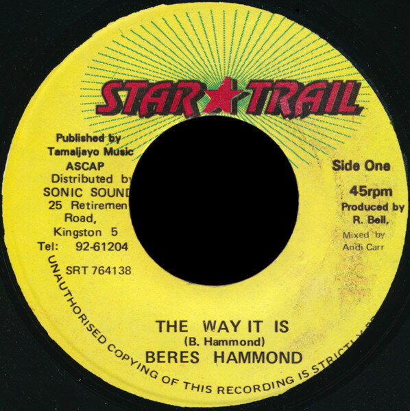 ・アーティスト Beres Hammond ・タイトル The Way It Is ・レーベル・型番 Star Trail SRT764138 ・フォーマット 7インチレコード ・コンディション(盤) 良い (VG+) ・コンディション(ジャケット) ・コンディション(帯) オビなし ・特記事項 【盤に短いヘアライン】 サンプル画像です。実際の商品の画像ではありません 商品写真はバーコード/カタログ番号に対応したサンプル画像ですので、お送りする商品の画像ではありません。帯やライナーなどの付属品は、特記事項に記載されている場合のみ含まれます。プロモやカラーレコードなどの仕様についても、該当する場合のみ特記事項に記載しています。 【ご購入前に必ずご確認ください】 ・本店サイト(www.recordcity.jp)とは価格、送料が違います ・本店サイト、その他支店のオーダーとは同梱発送できません ・注文確定後に別の注文を頂いた場合、注文同士の同梱は致しかねます。 ・別倉庫から発送しているため、店頭受け渡しは対応しておりません ・一部商品は他の通販サイトでも販売しているため、ご注文のタイミングによっては商品のご用意ができない場合がございます。 ・土日祝日はお休みです 金曜・祝前日9時以降のご連絡またはご入金は、返答または発送が週明け・祝日明けに順次対応となります。 ・ご購入後のキャンセル不可 ご購入後のキャンセルはいかなる理由においてもお受けできません。ご了承の上、ご購入くださいませ。 ・日本郵便(ゆうパック/ゆうメール)によるお届けになります。 ・中古品であることをご理解ください 当ストアでは中古商品を主に販売しております。中古品であることをご理解の上ご購入ください。また、一部商品はRecordCityオンラインストアで試聴可能です。 ・返品について お客様のご都合による返品は一切承っておりません。 表記の内容と実際の商品に相違がある場合、また針飛び等で返品・返金をご希望される場合は、商品の到着後1週間以内にご連絡ください。商品の返送をこちらで確認後、キャンセル・返金を行います。 コンディションVG以下の商品は返品できません。プレイに影響のない表面のこすれ傷、プレス起因のノイズ盤は返品の対象外です。 【コンディション表記】 ・ほぼ新品(M-)(Like New) 完全な新品。未使用。当店ではほぼ使用しません ・非常に良い(EX)(Excellent) 中古盤として美品な状態。わずかな経年を感じるものの傷みを感じさせない、当店基準で最高の状態 ・良い(VG+)(Very Good Plus) 丁寧に扱われた中古品で、軽い使用感がみられる。 ・可(VG)(Acceptable) 使い込まれた中古品で、「良い」よりもさらに使用感がみられる。 ・悪い(VG-)(Bad) 状態が悪いアイテム。使用の保障はなく、再生不可、針飛び、目立つノイズがあるかもしれない。状態によるクレーム不可。返品不可。 ・非常に悪い(G)(Very Bad) 「悪い」よりさらに状態が悪いアイテム。使用の保障はなく、再生不可、針飛び、目立つノイズがあるかもしれない。状態によるクレーム不可。返品不可。 ・ジャンク(Fair)(Junk/Fair) 割れている、反っている、水ダメージがある、カビ、ジャケットが分離している、ひどい書き込み、ひどい擦れなど最低の状態。使用の保障はなく、再生不可、針飛び、目立つノイズがあるかもしれない。状態によるクレーム不可。返品不可。 ・ジャンク(Poor)(Junk/Poor) 割れている、反っている、水ダメージがある、カビ、ジャケットが分離している、ひどい書き込み、ひどい擦れなど最低の状態。使用の保障はなく、再生不可、針飛び、目立つノイズがあるかもしれない。状態によるクレーム不可。返品不可。