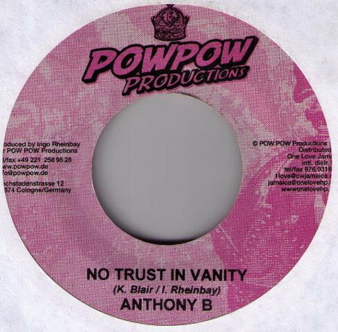・アーティスト Anthony B / Cali P. ・タイトル No Trust In Vanity / Right & Wrong ・レーベル・型番 Pow Pow Productions NONE ・フォーマット 7インチレコード ・コンディション(盤) 良い (VG+) ・コンディション(ジャケット) ・コンディション(帯) オビなし ・特記事項 サンプル画像です。実際の商品の画像ではありません 商品写真はバーコード/カタログ番号に対応したサンプル画像ですので、お送りする商品の画像ではありません。帯やライナーなどの付属品は、特記事項に記載されている場合のみ含まれます。プロモやカラーレコードなどの仕様についても、該当する場合のみ特記事項に記載しています。 【ご購入前に必ずご確認ください】 ・本店サイト(www.recordcity.jp)とは価格、送料が違います ・本店サイト、その他支店のオーダーとは同梱発送できません ・注文確定後に別の注文を頂いた場合、注文同士の同梱は致しかねます。 ・別倉庫から発送しているため、店頭受け渡しは対応しておりません ・一部商品は他の通販サイトでも販売しているため、ご注文のタイミングによっては商品のご用意ができない場合がございます。 ・土日祝日はお休みです 金曜・祝前日9時以降のご連絡またはご入金は、返答または発送が週明け・祝日明けに順次対応となります。 ・ご購入後のキャンセル不可 ご購入後のキャンセルはいかなる理由においてもお受けできません。ご了承の上、ご購入くださいませ。 ・日本郵便(ゆうパック/ゆうメール)によるお届けになります。 ・中古品であることをご理解ください 当ストアでは中古商品を主に販売しております。中古品であることをご理解の上ご購入ください。また、一部商品はRecordCityオンラインストアで試聴可能です。 ・返品について お客様のご都合による返品は一切承っておりません。 表記の内容と実際の商品に相違がある場合、また針飛び等で返品・返金をご希望される場合は、商品の到着後1週間以内にご連絡ください。商品の返送をこちらで確認後、キャンセル・返金を行います。 コンディションVG以下の商品は返品できません。プレイに影響のない表面のこすれ傷、プレス起因のノイズ盤は返品の対象外です。 【コンディション表記】 ・ほぼ新品(M-)(Like New) 完全な新品。未使用。当店ではほぼ使用しません ・非常に良い(EX)(Excellent) 中古盤として美品な状態。わずかな経年を感じるものの傷みを感じさせない、当店基準で最高の状態 ・良い(VG+)(Very Good Plus) 丁寧に扱われた中古品で、軽い使用感がみられる。 ・可(VG)(Acceptable) 使い込まれた中古品で、「良い」よりもさらに使用感がみられる。 ・悪い(VG-)(Bad) 状態が悪いアイテム。使用の保障はなく、再生不可、針飛び、目立つノイズがあるかもしれない。状態によるクレーム不可。返品不可。 ・非常に悪い(G)(Very Bad) 「悪い」よりさらに状態が悪いアイテム。使用の保障はなく、再生不可、針飛び、目立つノイズがあるかもしれない。状態によるクレーム不可。返品不可。 ・ジャンク(Fair)(Junk/Fair) 割れている、反っている、水ダメージがある、カビ、ジャケットが分離している、ひどい書き込み、ひどい擦れなど最低の状態。使用の保障はなく、再生不可、針飛び、目立つノイズがあるかもしれない。状態によるクレーム不可。返品不可。 ・ジャンク(Poor)(Junk/Poor) 割れている、反っている、水ダメージがある、カビ、ジャケットが分離している、ひどい書き込み、ひどい擦れなど最低の状態。使用の保障はなく、再生不可、針飛び、目立つノイズがあるかもしれない。状態によるクレーム不可。返品不可。