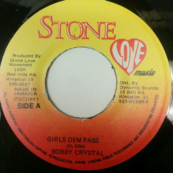 ・アーティスト Bobby Crystal ・タイトル Girls Dem Pass ・レーベル・型番 Stone Love Music NONE ・フォーマット 7インチレコード ・コンディション(盤) 良い (VG+) ・コンディション(ジャケット) ・コンディション(帯) オビなし ・特記事項 サンプル画像です。実際の商品の画像ではありません 商品写真はバーコード/カタログ番号に対応したサンプル画像ですので、お送りする商品の画像ではありません。帯やライナーなどの付属品は、特記事項に記載されている場合のみ含まれます。プロモやカラーレコードなどの仕様についても、該当する場合のみ特記事項に記載しています。 【ご購入前に必ずご確認ください】 ・本店サイト(www.recordcity.jp)とは価格、送料が違います ・本店サイト、その他支店のオーダーとは同梱発送できません ・注文確定後に別の注文を頂いた場合、注文同士の同梱は致しかねます。 ・別倉庫から発送しているため、店頭受け渡しは対応しておりません ・一部商品は他の通販サイトでも販売しているため、ご注文のタイミングによっては商品のご用意ができない場合がございます。 ・土日祝日はお休みです 金曜・祝前日9時以降のご連絡またはご入金は、返答または発送が週明け・祝日明けに順次対応となります。 ・ご購入後のキャンセル不可 ご購入後のキャンセルはいかなる理由においてもお受けできません。ご了承の上、ご購入くださいませ。 ・日本郵便(ゆうパック/ゆうメール)によるお届けになります。 ・中古品であることをご理解ください 当ストアでは中古商品を主に販売しております。中古品であることをご理解の上ご購入ください。また、一部商品はRecordCityオンラインストアで試聴可能です。 ・返品について お客様のご都合による返品は一切承っておりません。 表記の内容と実際の商品に相違がある場合、また針飛び等で返品・返金をご希望される場合は、商品の到着後1週間以内にご連絡ください。商品の返送をこちらで確認後、キャンセル・返金を行います。 コンディションVG以下の商品は返品できません。プレイに影響のない表面のこすれ傷、プレス起因のノイズ盤は返品の対象外です。 【コンディション表記】 ・ほぼ新品(M-)(Like New) 完全な新品。未使用。当店ではほぼ使用しません ・非常に良い(EX)(Excellent) 中古盤として美品な状態。わずかな経年を感じるものの傷みを感じさせない、当店基準で最高の状態 ・良い(VG+)(Very Good Plus) 丁寧に扱われた中古品で、軽い使用感がみられる。 ・可(VG)(Acceptable) 使い込まれた中古品で、「良い」よりもさらに使用感がみられる。 ・悪い(VG-)(Bad) 状態が悪いアイテム。使用の保障はなく、再生不可、針飛び、目立つノイズがあるかもしれない。状態によるクレーム不可。返品不可。 ・非常に悪い(G)(Very Bad) 「悪い」よりさらに状態が悪いアイテム。使用の保障はなく、再生不可、針飛び、目立つノイズがあるかもしれない。状態によるクレーム不可。返品不可。 ・ジャンク(Fair)(Junk/Fair) 割れている、反っている、水ダメージがある、カビ、ジャケットが分離している、ひどい書き込み、ひどい擦れなど最低の状態。使用の保障はなく、再生不可、針飛び、目立つノイズがあるかもしれない。状態によるクレーム不可。返品不可。 ・ジャンク(Poor)(Junk/Poor) 割れている、反っている、水ダメージがある、カビ、ジャケットが分離している、ひどい書き込み、ひどい擦れなど最低の状態。使用の保障はなく、再生不可、針飛び、目立つノイズがあるかもしれない。状態によるクレーム不可。返品不可。