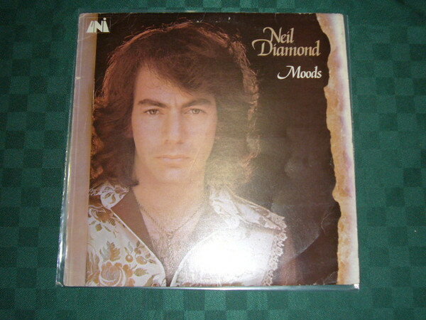 ・アーティスト Neil Diamond ・タイトル Moods ・レーベル UNI Records UNLS128 ・フォーマット LPレコード ・コンディション(盤) 良い (VG+) ・コンディション(ジャケット) 可 (VG) ・コンディション(帯) オビなし ・特記事項 【カバーにキズ/ダメージ】【カバー汚れ】【盤に浅い跡】 サンプル画像です。実際の商品の画像ではありません 商品写真はバーコード/カタログ番号に対応したサンプル画像ですので、お送りする商品の画像ではありません。帯やライナーなどの付属品は、特記事項に記載されている場合のみ含まれます。プロモやカラーレコードなどの仕様についても、該当する場合のみ特記事項に記載しています。 【ご購入前に必ずご確認ください】 ・本店サイト(www.recordcity.jp)とは価格、送料が違います ・本店サイト、その他支店のオーダーとは同梱発送できません ・別倉庫から発送しているため、店頭受け渡しは対応しておりません ・一部商品は他の通販サイトでも販売しているため、ご注文のタイミングによっては商品のご用意ができない場合がございます。 ・土日祝日はお休みです 金曜・祝前日9時以降のご連絡またはご入金は、返答または発送が週明け・祝日明けに順次対応となります。 ・ご購入後のキャンセル不可 ご購入後のキャンセルはいかなる理由においてもお受けできません。ご了承の上、ご購入くださいませ。 ・日本郵便(ゆうパック/ゆうメール)によるお届けになります。 ・中古品であることをご理解ください 当ストアではお客様よりお譲りいただいた中古商品を主に販売しております。中古品であることをご理解の上ご購入ください。また、一部商品はRecordCityオンラインストアで試聴可能です。 ・返品について お客様のご都合による返品は一切承っておりません。 表記の内容と実際の商品に相違がある場合、また針飛び等で返品・返金をご希望される場合は、商品の到着後1週間以内にご連絡ください。商品の返送をこちらで確認後、キャンセル・返金を行います。 コンディションVG以下の商品は返品できません。プレイに影響のない表面のこすれ傷、プレス起因のノイズ盤は返品の対象外です。 【コンディション表記】 ・ほぼ新品(M-)(Like New) 完全な新品。未使用。当店ではほぼ使用しません ・非常に良い(EX)(Excellent) 中古盤として美品な状態。わずかな経年を感じるものの傷みを感じさせない、当店基準で最高の状態 ・良い(VG+)(Very Good Plus) 丁寧に扱われた中古品で、軽い使用感がみられる。 ・可(VG)(Acceptable) 使い込まれた中古品で、「良い」よりもさらに使用感がみられる。 ・悪い(VG-)(Bad) 状態が悪いアイテム。使用の保障はなく、再生不可、針飛び、目立つノイズがあるかもしれない。状態によるクレーム不可。返品不可。 ・非常に悪い(G)(Very Bad) 「悪い」よりさらに状態が悪いアイテム。使用の保障はなく、再生不可、針飛び、目立つノイズがあるかもしれない。状態によるクレーム不可。返品不可。 ・ジャンク(Fair)(Junk/Fair) 割れている、反っている、水ダメージがある、カビ、ジャケットが分離している、ひどい書き込み、ひどい擦れなど最低の状態。使用の保障はなく、再生不可、針飛び、目立つノイズがあるかもしれない。状態によるクレーム不可。返品不可。 ・ジャンク(Poor)(Junk/Poor) 割れている、反っている、水ダメージがある、カビ、ジャケットが分離している、ひどい書き込み、ひどい擦れなど最低の状態。使用の保障はなく、再生不可、針飛び、目立つノイズがあるかもしれない。状態によるクレーム不可。返品不可。