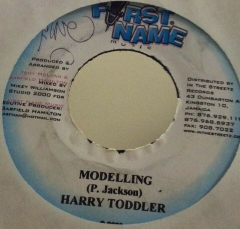 ・アーティスト Harry Toddler ・タイトル Modelling ・レーベル・型番 First Name Music NONE ・フォーマット 7インチレコード ・コンディション(盤) 良い (VG+) ・コンディション(ジャケット) ・コンディション(帯) オビなし ・特記事項 サンプル画像です。実際の商品の画像ではありません 商品写真はバーコード/カタログ番号に対応したサンプル画像ですので、お送りする商品の画像ではありません。帯やライナーなどの付属品は、特記事項に記載されている場合のみ含まれます。プロモやカラーレコードなどの仕様についても、該当する場合のみ特記事項に記載しています。 【ご購入前に必ずご確認ください】 ・本店サイト(www.recordcity.jp)とは価格、送料が違います ・本店サイト、その他支店のオーダーとは同梱発送できません ・注文確定後に別の注文を頂いた場合、注文同士の同梱は致しかねます。 ・別倉庫から発送しているため、店頭受け渡しは対応しておりません ・一部商品は他の通販サイトでも販売しているため、ご注文のタイミングによっては商品のご用意ができない場合がございます。 ・土日祝日はお休みです 金曜・祝前日9時以降のご連絡またはご入金は、返答または発送が週明け・祝日明けに順次対応となります。 ・ご購入後のキャンセル不可 ご購入後のキャンセルはいかなる理由においてもお受けできません。ご了承の上、ご購入くださいませ。 ・日本郵便(ゆうパック/ゆうメール)によるお届けになります。 ・中古品であることをご理解ください 当ストアでは中古商品を主に販売しております。中古品であることをご理解の上ご購入ください。また、一部商品はRecordCityオンラインストアで試聴可能です。 ・返品について お客様のご都合による返品は一切承っておりません。 表記の内容と実際の商品に相違がある場合、また針飛び等で返品・返金をご希望される場合は、商品の到着後1週間以内にご連絡ください。商品の返送をこちらで確認後、キャンセル・返金を行います。 コンディションVG以下の商品は返品できません。プレイに影響のない表面のこすれ傷、プレス起因のノイズ盤は返品の対象外です。 【コンディション表記】 ・ほぼ新品(M-)(Like New) 完全な新品。未使用。当店ではほぼ使用しません ・非常に良い(EX)(Excellent) 中古盤として美品な状態。わずかな経年を感じるものの傷みを感じさせない、当店基準で最高の状態 ・良い(VG+)(Very Good Plus) 丁寧に扱われた中古品で、軽い使用感がみられる。 ・可(VG)(Acceptable) 使い込まれた中古品で、「良い」よりもさらに使用感がみられる。 ・悪い(VG-)(Bad) 状態が悪いアイテム。使用の保障はなく、再生不可、針飛び、目立つノイズがあるかもしれない。状態によるクレーム不可。返品不可。 ・非常に悪い(G)(Very Bad) 「悪い」よりさらに状態が悪いアイテム。使用の保障はなく、再生不可、針飛び、目立つノイズがあるかもしれない。状態によるクレーム不可。返品不可。 ・ジャンク(Fair)(Junk/Fair) 割れている、反っている、水ダメージがある、カビ、ジャケットが分離している、ひどい書き込み、ひどい擦れなど最低の状態。使用の保障はなく、再生不可、針飛び、目立つノイズがあるかもしれない。状態によるクレーム不可。返品不可。 ・ジャンク(Poor)(Junk/Poor) 割れている、反っている、水ダメージがある、カビ、ジャケットが分離している、ひどい書き込み、ひどい擦れなど最低の状態。使用の保障はなく、再生不可、針飛び、目立つノイズがあるかもしれない。状態によるクレーム不可。返品不可。