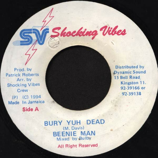 ・アーティスト Beenie Man ・タイトル Bury Yuh Dead ・レーベル・型番 Shocking Vibes NONE ・フォーマット 7インチレコード ・コンディション(盤) 良い (VG+) ・コンディション(ジャケット) ・コンディション(帯) オビなし ・特記事項 サンプル画像です。実際の商品の画像ではありません 商品写真はバーコード/カタログ番号に対応したサンプル画像ですので、お送りする商品の画像ではありません。帯やライナーなどの付属品は、特記事項に記載されている場合のみ含まれます。プロモやカラーレコードなどの仕様についても、該当する場合のみ特記事項に記載しています。 【ご購入前に必ずご確認ください】 ・本店サイト(www.recordcity.jp)とは価格、送料が違います ・本店サイト、その他支店のオーダーとは同梱発送できません ・注文確定後に別の注文を頂いた場合、注文同士の同梱は致しかねます。 ・別倉庫から発送しているため、店頭受け渡しは対応しておりません ・一部商品は他の通販サイトでも販売しているため、ご注文のタイミングによっては商品のご用意ができない場合がございます。 ・土日祝日はお休みです 金曜・祝前日9時以降のご連絡またはご入金は、返答または発送が週明け・祝日明けに順次対応となります。 ・ご購入後のキャンセル不可 ご購入後のキャンセルはいかなる理由においてもお受けできません。ご了承の上、ご購入くださいませ。 ・日本郵便(ゆうパック/ゆうメール)によるお届けになります。 ・中古品であることをご理解ください 当ストアでは中古商品を主に販売しております。中古品であることをご理解の上ご購入ください。また、一部商品はRecordCityオンラインストアで試聴可能です。 ・返品について お客様のご都合による返品は一切承っておりません。 表記の内容と実際の商品に相違がある場合、また針飛び等で返品・返金をご希望される場合は、商品の到着後1週間以内にご連絡ください。商品の返送をこちらで確認後、キャンセル・返金を行います。 コンディションVG以下の商品は返品できません。プレイに影響のない表面のこすれ傷、プレス起因のノイズ盤は返品の対象外です。 【コンディション表記】 ・ほぼ新品(M-)(Like New) 完全な新品。未使用。当店ではほぼ使用しません ・非常に良い(EX)(Excellent) 中古盤として美品な状態。わずかな経年を感じるものの傷みを感じさせない、当店基準で最高の状態 ・良い(VG+)(Very Good Plus) 丁寧に扱われた中古品で、軽い使用感がみられる。 ・可(VG)(Acceptable) 使い込まれた中古品で、「良い」よりもさらに使用感がみられる。 ・悪い(VG-)(Bad) 状態が悪いアイテム。使用の保障はなく、再生不可、針飛び、目立つノイズがあるかもしれない。状態によるクレーム不可。返品不可。 ・非常に悪い(G)(Very Bad) 「悪い」よりさらに状態が悪いアイテム。使用の保障はなく、再生不可、針飛び、目立つノイズがあるかもしれない。状態によるクレーム不可。返品不可。 ・ジャンク(Fair)(Junk/Fair) 割れている、反っている、水ダメージがある、カビ、ジャケットが分離している、ひどい書き込み、ひどい擦れなど最低の状態。使用の保障はなく、再生不可、針飛び、目立つノイズがあるかもしれない。状態によるクレーム不可。返品不可。 ・ジャンク(Poor)(Junk/Poor) 割れている、反っている、水ダメージがある、カビ、ジャケットが分離している、ひどい書き込み、ひどい擦れなど最低の状態。使用の保障はなく、再生不可、針飛び、目立つノイズがあるかもしれない。状態によるクレーム不可。返品不可。