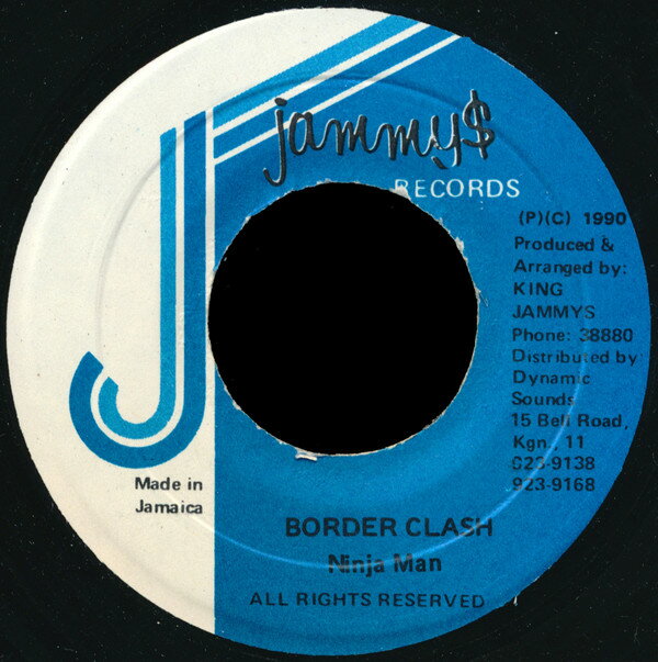 ・アーティスト Ninjaman ・タイトル Border Clash ・レーベル・型番 Jammy's Records NONE ・フォーマット 7インチレコード ・コンディション(盤) 可 (VG) ・コンディション(ジャケット) ・コンディション(帯) オビなし ・特記事項 サンプル画像です。実際の商品の画像ではありません 商品写真はバーコード/カタログ番号に対応したサンプル画像ですので、お送りする商品の画像ではありません。帯やライナーなどの付属品は、特記事項に記載されている場合のみ含まれます。プロモやカラーレコードなどの仕様についても、該当する場合のみ特記事項に記載しています。 【ご購入前に必ずご確認ください】 ・本店サイト(www.recordcity.jp)とは価格、送料が違います ・本店サイト、その他支店のオーダーとは同梱発送できません ・注文確定後に別の注文を頂いた場合、注文同士の同梱は致しかねます。 ・別倉庫から発送しているため、店頭受け渡しは対応しておりません ・一部商品は他の通販サイトでも販売しているため、ご注文のタイミングによっては商品のご用意ができない場合がございます。 ・土日祝日はお休みです 金曜・祝前日9時以降のご連絡またはご入金は、返答または発送が週明け・祝日明けに順次対応となります。 ・ご購入後のキャンセル不可 ご購入後のキャンセルはいかなる理由においてもお受けできません。ご了承の上、ご購入くださいませ。 ・日本郵便(ゆうパック/ゆうメール)によるお届けになります。 ・中古品であることをご理解ください 当ストアでは中古商品を主に販売しております。中古品であることをご理解の上ご購入ください。また、一部商品はRecordCityオンラインストアで試聴可能です。 ・返品について お客様のご都合による返品は一切承っておりません。 表記の内容と実際の商品に相違がある場合、また針飛び等で返品・返金をご希望される場合は、商品の到着後1週間以内にご連絡ください。商品の返送をこちらで確認後、キャンセル・返金を行います。 コンディションVG以下の商品は返品できません。プレイに影響のない表面のこすれ傷、プレス起因のノイズ盤は返品の対象外です。 【コンディション表記】 ・ほぼ新品(M-)(Like New) 完全な新品。未使用。当店ではほぼ使用しません ・非常に良い(EX)(Excellent) 中古盤として美品な状態。わずかな経年を感じるものの傷みを感じさせない、当店基準で最高の状態 ・良い(VG+)(Very Good Plus) 丁寧に扱われた中古品で、軽い使用感がみられる。 ・可(VG)(Acceptable) 使い込まれた中古品で、「良い」よりもさらに使用感がみられる。 ・悪い(VG-)(Bad) 状態が悪いアイテム。使用の保障はなく、再生不可、針飛び、目立つノイズがあるかもしれない。状態によるクレーム不可。返品不可。 ・非常に悪い(G)(Very Bad) 「悪い」よりさらに状態が悪いアイテム。使用の保障はなく、再生不可、針飛び、目立つノイズがあるかもしれない。状態によるクレーム不可。返品不可。 ・ジャンク(Fair)(Junk/Fair) 割れている、反っている、水ダメージがある、カビ、ジャケットが分離している、ひどい書き込み、ひどい擦れなど最低の状態。使用の保障はなく、再生不可、針飛び、目立つノイズがあるかもしれない。状態によるクレーム不可。返品不可。 ・ジャンク(Poor)(Junk/Poor) 割れている、反っている、水ダメージがある、カビ、ジャケットが分離している、ひどい書き込み、ひどい擦れなど最低の状態。使用の保障はなく、再生不可、針飛び、目立つノイズがあるかもしれない。状態によるクレーム不可。返品不可。