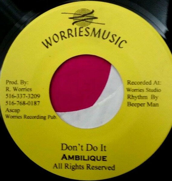 ・アーティスト Ambelique ・タイトル Don't Do It ・レーベル・型番 Worries Music NONE ・フォーマット 7インチレコード ・コンディション(盤) 良い (VG+) ・コンディション(ジャケット) ・コンディション(帯) オビなし ・特記事項 サンプル画像です。実際の商品の画像ではありません 商品写真はバーコード/カタログ番号に対応したサンプル画像ですので、お送りする商品の画像ではありません。帯やライナーなどの付属品は、特記事項に記載されている場合のみ含まれます。プロモやカラーレコードなどの仕様についても、該当する場合のみ特記事項に記載しています。 【ご購入前に必ずご確認ください】 ・本店サイト(www.recordcity.jp)とは価格、送料が違います ・本店サイト、その他支店のオーダーとは同梱発送できません ・注文確定後に別の注文を頂いた場合、注文同士の同梱は致しかねます。 ・別倉庫から発送しているため、店頭受け渡しは対応しておりません ・一部商品は他の通販サイトでも販売しているため、ご注文のタイミングによっては商品のご用意ができない場合がございます。 ・土日祝日はお休みです 金曜・祝前日9時以降のご連絡またはご入金は、返答または発送が週明け・祝日明けに順次対応となります。 ・ご購入後のキャンセル不可 ご購入後のキャンセルはいかなる理由においてもお受けできません。ご了承の上、ご購入くださいませ。 ・日本郵便(ゆうパック/ゆうメール)によるお届けになります。 ・中古品であることをご理解ください 当ストアでは中古商品を主に販売しております。中古品であることをご理解の上ご購入ください。また、一部商品はRecordCityオンラインストアで試聴可能です。 ・返品について お客様のご都合による返品は一切承っておりません。 表記の内容と実際の商品に相違がある場合、また針飛び等で返品・返金をご希望される場合は、商品の到着後1週間以内にご連絡ください。商品の返送をこちらで確認後、キャンセル・返金を行います。 コンディションVG以下の商品は返品できません。プレイに影響のない表面のこすれ傷、プレス起因のノイズ盤は返品の対象外です。 【コンディション表記】 ・ほぼ新品(M-)(Like New) 完全な新品。未使用。当店ではほぼ使用しません ・非常に良い(EX)(Excellent) 中古盤として美品な状態。わずかな経年を感じるものの傷みを感じさせない、当店基準で最高の状態 ・良い(VG+)(Very Good Plus) 丁寧に扱われた中古品で、軽い使用感がみられる。 ・可(VG)(Acceptable) 使い込まれた中古品で、「良い」よりもさらに使用感がみられる。 ・悪い(VG-)(Bad) 状態が悪いアイテム。使用の保障はなく、再生不可、針飛び、目立つノイズがあるかもしれない。状態によるクレーム不可。返品不可。 ・非常に悪い(G)(Very Bad) 「悪い」よりさらに状態が悪いアイテム。使用の保障はなく、再生不可、針飛び、目立つノイズがあるかもしれない。状態によるクレーム不可。返品不可。 ・ジャンク(Fair)(Junk/Fair) 割れている、反っている、水ダメージがある、カビ、ジャケットが分離している、ひどい書き込み、ひどい擦れなど最低の状態。使用の保障はなく、再生不可、針飛び、目立つノイズがあるかもしれない。状態によるクレーム不可。返品不可。 ・ジャンク(Poor)(Junk/Poor) 割れている、反っている、水ダメージがある、カビ、ジャケットが分離している、ひどい書き込み、ひどい擦れなど最低の状態。使用の保障はなく、再生不可、針飛び、目立つノイズがあるかもしれない。状態によるクレーム不可。返品不可。
