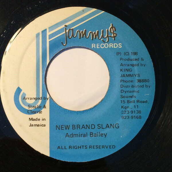 ・アーティスト Admiral Bailey ・タイトル New Brand Slang ・レーベル・型番 Jammy's Records NONE ・フォーマット 7インチレコード ・コンディション(盤) 良い (VG+) ・コンディション(ジャケット) ・コンディション(帯) オビなし ・特記事項 サンプル画像です。実際の商品の画像ではありません 商品写真はバーコード/カタログ番号に対応したサンプル画像ですので、お送りする商品の画像ではありません。帯やライナーなどの付属品は、特記事項に記載されている場合のみ含まれます。プロモやカラーレコードなどの仕様についても、該当する場合のみ特記事項に記載しています。 【ご購入前に必ずご確認ください】 ・本店サイト(www.recordcity.jp)とは価格、送料が違います ・本店サイト、その他支店のオーダーとは同梱発送できません ・注文確定後に別の注文を頂いた場合、注文同士の同梱は致しかねます。 ・別倉庫から発送しているため、店頭受け渡しは対応しておりません ・一部商品は他の通販サイトでも販売しているため、ご注文のタイミングによっては商品のご用意ができない場合がございます。 ・土日祝日はお休みです 金曜・祝前日9時以降のご連絡またはご入金は、返答または発送が週明け・祝日明けに順次対応となります。 ・ご購入後のキャンセル不可 ご購入後のキャンセルはいかなる理由においてもお受けできません。ご了承の上、ご購入くださいませ。 ・日本郵便(ゆうパック/ゆうメール)によるお届けになります。 ・中古品であることをご理解ください 当ストアでは中古商品を主に販売しております。中古品であることをご理解の上ご購入ください。また、一部商品はRecordCityオンラインストアで試聴可能です。 ・返品について お客様のご都合による返品は一切承っておりません。 表記の内容と実際の商品に相違がある場合、また針飛び等で返品・返金をご希望される場合は、商品の到着後1週間以内にご連絡ください。商品の返送をこちらで確認後、キャンセル・返金を行います。 コンディションVG以下の商品は返品できません。プレイに影響のない表面のこすれ傷、プレス起因のノイズ盤は返品の対象外です。 【コンディション表記】 ・ほぼ新品(M-)(Like New) 完全な新品。未使用。当店ではほぼ使用しません ・非常に良い(EX)(Excellent) 中古盤として美品な状態。わずかな経年を感じるものの傷みを感じさせない、当店基準で最高の状態 ・良い(VG+)(Very Good Plus) 丁寧に扱われた中古品で、軽い使用感がみられる。 ・可(VG)(Acceptable) 使い込まれた中古品で、「良い」よりもさらに使用感がみられる。 ・悪い(VG-)(Bad) 状態が悪いアイテム。使用の保障はなく、再生不可、針飛び、目立つノイズがあるかもしれない。状態によるクレーム不可。返品不可。 ・非常に悪い(G)(Very Bad) 「悪い」よりさらに状態が悪いアイテム。使用の保障はなく、再生不可、針飛び、目立つノイズがあるかもしれない。状態によるクレーム不可。返品不可。 ・ジャンク(Fair)(Junk/Fair) 割れている、反っている、水ダメージがある、カビ、ジャケットが分離している、ひどい書き込み、ひどい擦れなど最低の状態。使用の保障はなく、再生不可、針飛び、目立つノイズがあるかもしれない。状態によるクレーム不可。返品不可。 ・ジャンク(Poor)(Junk/Poor) 割れている、反っている、水ダメージがある、カビ、ジャケットが分離している、ひどい書き込み、ひどい擦れなど最低の状態。使用の保障はなく、再生不可、針飛び、目立つノイズがあるかもしれない。状態によるクレーム不可。返品不可。