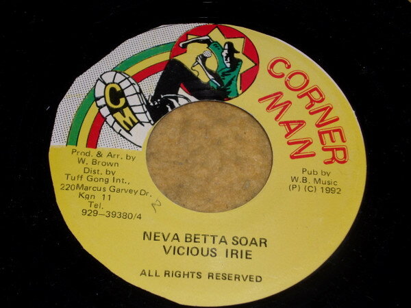 ・アーティスト Vicious Irie ・タイトル Neva Betta Sour ・レーベル・型番 Corner Man NONE ・フォーマット 7インチレコード ・コンディション(盤) 非常に良い(EX) ・コンディション(ジャケット) ・コンディション(帯) オビなし ・特記事項 サンプル画像です。実際の商品の画像ではありません 商品写真はバーコード/カタログ番号に対応したサンプル画像ですので、お送りする商品の画像ではありません。帯やライナーなどの付属品は、特記事項に記載されている場合のみ含まれます。プロモやカラーレコードなどの仕様についても、該当する場合のみ特記事項に記載しています。 【ご購入前に必ずご確認ください】 ・本店サイト(www.recordcity.jp)とは価格、送料が違います ・本店サイト、その他支店のオーダーとは同梱発送できません ・注文確定後に別の注文を頂いた場合、注文同士の同梱は致しかねます。 ・別倉庫から発送しているため、店頭受け渡しは対応しておりません ・一部商品は他の通販サイトでも販売しているため、ご注文のタイミングによっては商品のご用意ができない場合がございます。 ・土日祝日はお休みです 金曜・祝前日9時以降のご連絡またはご入金は、返答または発送が週明け・祝日明けに順次対応となります。 ・ご購入後のキャンセル不可 ご購入後のキャンセルはいかなる理由においてもお受けできません。ご了承の上、ご購入くださいませ。 ・日本郵便(ゆうパック/ゆうメール)によるお届けになります。 ・中古品であることをご理解ください 当ストアでは中古商品を主に販売しております。中古品であることをご理解の上ご購入ください。また、一部商品はRecordCityオンラインストアで試聴可能です。 ・返品について お客様のご都合による返品は一切承っておりません。 表記の内容と実際の商品に相違がある場合、また針飛び等で返品・返金をご希望される場合は、商品の到着後1週間以内にご連絡ください。商品の返送をこちらで確認後、キャンセル・返金を行います。 コンディションVG以下の商品は返品できません。プレイに影響のない表面のこすれ傷、プレス起因のノイズ盤は返品の対象外です。 【コンディション表記】 ・ほぼ新品(M-)(Like New) 完全な新品。未使用。当店ではほぼ使用しません ・非常に良い(EX)(Excellent) 中古盤として美品な状態。わずかな経年を感じるものの傷みを感じさせない、当店基準で最高の状態 ・良い(VG+)(Very Good Plus) 丁寧に扱われた中古品で、軽い使用感がみられる。 ・可(VG)(Acceptable) 使い込まれた中古品で、「良い」よりもさらに使用感がみられる。 ・悪い(VG-)(Bad) 状態が悪いアイテム。使用の保障はなく、再生不可、針飛び、目立つノイズがあるかもしれない。状態によるクレーム不可。返品不可。 ・非常に悪い(G)(Very Bad) 「悪い」よりさらに状態が悪いアイテム。使用の保障はなく、再生不可、針飛び、目立つノイズがあるかもしれない。状態によるクレーム不可。返品不可。 ・ジャンク(Fair)(Junk/Fair) 割れている、反っている、水ダメージがある、カビ、ジャケットが分離している、ひどい書き込み、ひどい擦れなど最低の状態。使用の保障はなく、再生不可、針飛び、目立つノイズがあるかもしれない。状態によるクレーム不可。返品不可。 ・ジャンク(Poor)(Junk/Poor) 割れている、反っている、水ダメージがある、カビ、ジャケットが分離している、ひどい書き込み、ひどい擦れなど最低の状態。使用の保障はなく、再生不可、針飛び、目立つノイズがあるかもしれない。状態によるクレーム不可。返品不可。