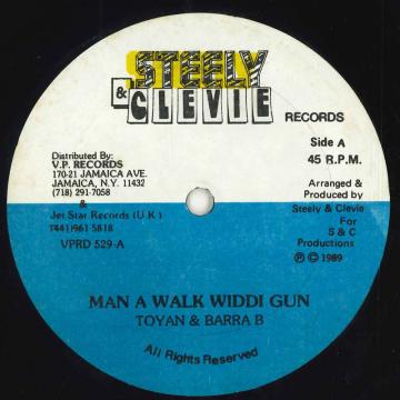 ・アーティスト Toyan & Barker B ・タイトル Man A Walk Widdi Gun ・レーベル・型番 Steely & Clevie Records VPRD529 ・フォーマット 12インチレコード ・コンディション(盤) 非常に良い(EX) ・コンディション(ジャケット) ・コンディション(帯) オビなし ・特記事項 【EX/SEW 】 サンプル画像です。実際の商品の画像ではありません 商品写真はバーコード/カタログ番号に対応したサンプル画像ですので、お送りする商品の画像ではありません。帯やライナーなどの付属品は、特記事項に記載されている場合のみ含まれます。プロモやカラーレコードなどの仕様についても、該当する場合のみ特記事項に記載しています。 【ご購入前に必ずご確認ください】 ・本店サイト(www.recordcity.jp)とは価格、送料が違います ・本店サイト、その他支店のオーダーとは同梱発送できません ・注文確定後に別の注文を頂いた場合、注文同士の同梱は致しかねます。 ・別倉庫から発送しているため、店頭受け渡しは対応しておりません ・一部商品は他の通販サイトでも販売しているため、ご注文のタイミングによっては商品のご用意ができない場合がございます。 ・土日祝日はお休みです 金曜・祝前日9時以降のご連絡またはご入金は、返答または発送が週明け・祝日明けに順次対応となります。 ・ご購入後のキャンセル不可 ご購入後のキャンセルはいかなる理由においてもお受けできません。ご了承の上、ご購入くださいませ。 ・日本郵便(ゆうパック/ゆうメール)によるお届けになります。 ・中古品であることをご理解ください 当ストアでは中古商品を主に販売しております。中古品であることをご理解の上ご購入ください。また、一部商品はRecordCityオンラインストアで試聴可能です。 ・返品について お客様のご都合による返品は一切承っておりません。 表記の内容と実際の商品に相違がある場合、また針飛び等で返品・返金をご希望される場合は、商品の到着後1週間以内にご連絡ください。商品の返送をこちらで確認後、キャンセル・返金を行います。 コンディションVG以下の商品は返品できません。プレイに影響のない表面のこすれ傷、プレス起因のノイズ盤は返品の対象外です。 【コンディション表記】 ・ほぼ新品(M-)(Like New) 完全な新品。未使用。当店ではほぼ使用しません ・非常に良い(EX)(Excellent) 中古盤として美品な状態。わずかな経年を感じるものの傷みを感じさせない、当店基準で最高の状態 ・良い(VG+)(Very Good Plus) 丁寧に扱われた中古品で、軽い使用感がみられる。 ・可(VG)(Acceptable) 使い込まれた中古品で、「良い」よりもさらに使用感がみられる。 ・悪い(VG-)(Bad) 状態が悪いアイテム。使用の保障はなく、再生不可、針飛び、目立つノイズがあるかもしれない。状態によるクレーム不可。返品不可。 ・非常に悪い(G)(Very Bad) 「悪い」よりさらに状態が悪いアイテム。使用の保障はなく、再生不可、針飛び、目立つノイズがあるかもしれない。状態によるクレーム不可。返品不可。 ・ジャンク(Fair)(Junk/Fair) 割れている、反っている、水ダメージがある、カビ、ジャケットが分離している、ひどい書き込み、ひどい擦れなど最低の状態。使用の保障はなく、再生不可、針飛び、目立つノイズがあるかもしれない。状態によるクレーム不可。返品不可。 ・ジャンク(Poor)(Junk/Poor) 割れている、反っている、水ダメージがある、カビ、ジャケットが分離している、ひどい書き込み、ひどい擦れなど最低の状態。使用の保障はなく、再生不可、針飛び、目立つノイズがあるかもしれない。状態によるクレーム不可。返品不可。