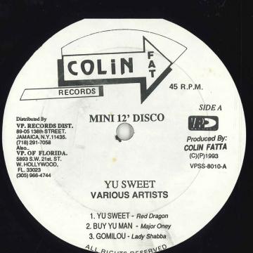 ・アーティスト Various ・タイトル Yu Sweet ・レーベル・型番 Colin Fat Records VPSS8010 ・フォーマット 12インチレコード ・コンディション(盤) 良い (VG+) ・コンディション(ジャケット) ・コンディション(帯) オビなし ・特記事項 【EX/SEW/SLD B:EX- 】 サンプル画像です。実際の商品の画像ではありません 商品写真はバーコード/カタログ番号に対応したサンプル画像ですので、お送りする商品の画像ではありません。帯やライナーなどの付属品は、特記事項に記載されている場合のみ含まれます。プロモやカラーレコードなどの仕様についても、該当する場合のみ特記事項に記載しています。 【ご購入前に必ずご確認ください】 ・本店サイト(www.recordcity.jp)とは価格、送料が違います ・本店サイト、その他支店のオーダーとは同梱発送できません ・注文確定後に別の注文を頂いた場合、注文同士の同梱は致しかねます。 ・別倉庫から発送しているため、店頭受け渡しは対応しておりません ・一部商品は他の通販サイトでも販売しているため、ご注文のタイミングによっては商品のご用意ができない場合がございます。 ・土日祝日はお休みです 金曜・祝前日9時以降のご連絡またはご入金は、返答または発送が週明け・祝日明けに順次対応となります。 ・ご購入後のキャンセル不可 ご購入後のキャンセルはいかなる理由においてもお受けできません。ご了承の上、ご購入くださいませ。 ・日本郵便(ゆうパック/ゆうメール)によるお届けになります。 ・中古品であることをご理解ください 当ストアでは中古商品を主に販売しております。中古品であることをご理解の上ご購入ください。また、一部商品はRecordCityオンラインストアで試聴可能です。 ・返品について お客様のご都合による返品は一切承っておりません。 表記の内容と実際の商品に相違がある場合、また針飛び等で返品・返金をご希望される場合は、商品の到着後1週間以内にご連絡ください。商品の返送をこちらで確認後、キャンセル・返金を行います。 コンディションVG以下の商品は返品できません。プレイに影響のない表面のこすれ傷、プレス起因のノイズ盤は返品の対象外です。 【コンディション表記】 ・ほぼ新品(M-)(Like New) 完全な新品。未使用。当店ではほぼ使用しません ・非常に良い(EX)(Excellent) 中古盤として美品な状態。わずかな経年を感じるものの傷みを感じさせない、当店基準で最高の状態 ・良い(VG+)(Very Good Plus) 丁寧に扱われた中古品で、軽い使用感がみられる。 ・可(VG)(Acceptable) 使い込まれた中古品で、「良い」よりもさらに使用感がみられる。 ・悪い(VG-)(Bad) 状態が悪いアイテム。使用の保障はなく、再生不可、針飛び、目立つノイズがあるかもしれない。状態によるクレーム不可。返品不可。 ・非常に悪い(G)(Very Bad) 「悪い」よりさらに状態が悪いアイテム。使用の保障はなく、再生不可、針飛び、目立つノイズがあるかもしれない。状態によるクレーム不可。返品不可。 ・ジャンク(Fair)(Junk/Fair) 割れている、反っている、水ダメージがある、カビ、ジャケットが分離している、ひどい書き込み、ひどい擦れなど最低の状態。使用の保障はなく、再生不可、針飛び、目立つノイズがあるかもしれない。状態によるクレーム不可。返品不可。 ・ジャンク(Poor)(Junk/Poor) 割れている、反っている、水ダメージがある、カビ、ジャケットが分離している、ひどい書き込み、ひどい擦れなど最低の状態。使用の保障はなく、再生不可、針飛び、目立つノイズがあるかもしれない。状態によるクレーム不可。返品不可。