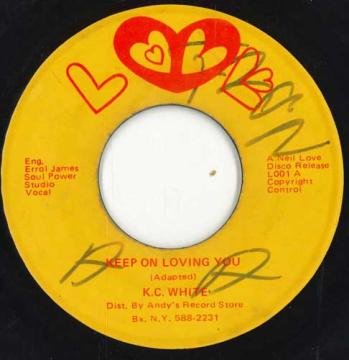 ・アーティスト K.C. White / K.C. All Stars ・タイトル Keep On Loving You / Keep On Loving You (Version) ・レーベル Love L001 ・フォーマット 7インチレコード ・コンディション(盤) 良い (VG+) ・コンディション(ジャケット) ・コンディション(帯) オビなし ・特記事項 【EX-/WOL/noisy A面少しチリノイズが乗ります。/A side Slightly noisy.】 サンプル画像です。実際の商品の画像ではありません 商品写真はバーコード/カタログ番号に対応したサンプル画像ですので、お送りする商品の画像ではありません。帯やライナーなどの付属品は、特記事項に記載されている場合のみ含まれます。プロモやカラーレコードなどの仕様についても、該当する場合のみ特記事項に記載しています。 【ご購入前に必ずご確認ください】 ・本店サイト(www.recordcity.jp)とは価格、送料が違います ・本店サイト、その他支店のオーダーとは同梱発送できません ・別倉庫から発送しているため、店頭受け渡しは対応しておりません ・一部商品は他の通販サイトでも販売しているため、ご注文のタイミングによっては商品のご用意ができない場合がございます。 ・土日祝日はお休みです 金曜・祝前日9時以降のご連絡またはご入金は、返答または発送が週明け・祝日明けに順次対応となります。 ・ご購入後のキャンセル不可 ご購入後のキャンセルはいかなる理由においてもお受けできません。ご了承の上、ご購入くださいませ。 ・日本郵便(ゆうパック/ゆうメール)によるお届けになります。 ・中古品であることをご理解ください 当ストアではお客様よりお譲りいただいた中古商品を主に販売しております。中古品であることをご理解の上ご購入ください。また、一部商品はRecordCityオンラインストアで試聴可能です。 ・返品について お客様のご都合による返品は一切承っておりません。 表記の内容と実際の商品に相違がある場合、また針飛び等で返品・返金をご希望される場合は、商品の到着後1週間以内にご連絡ください。商品の返送をこちらで確認後、キャンセル・返金を行います。 コンディションVG以下の商品は返品できません。プレイに影響のない表面のこすれ傷、プレス起因のノイズ盤は返品の対象外です。 【コンディション表記】 ・ほぼ新品(M-)(Like New) 完全な新品。未使用。当店ではほぼ使用しません ・非常に良い(EX)(Excellent) 中古盤として美品な状態。わずかな経年を感じるものの傷みを感じさせない、当店基準で最高の状態 ・良い(VG+)(Very Good Plus) 丁寧に扱われた中古品で、軽い使用感がみられる。 ・可(VG)(Acceptable) 使い込まれた中古品で、「良い」よりもさらに使用感がみられる。 ・悪い(VG-)(Bad) 状態が悪いアイテム。使用の保障はなく、再生不可、針飛び、目立つノイズがあるかもしれない。状態によるクレーム不可。返品不可。 ・非常に悪い(G)(Very Bad) 「悪い」よりさらに状態が悪いアイテム。使用の保障はなく、再生不可、針飛び、目立つノイズがあるかもしれない。状態によるクレーム不可。返品不可。 ・ジャンク(Fair)(Junk/Fair) 割れている、反っている、水ダメージがある、カビ、ジャケットが分離している、ひどい書き込み、ひどい擦れなど最低の状態。使用の保障はなく、再生不可、針飛び、目立つノイズがあるかもしれない。状態によるクレーム不可。返品不可。 ・ジャンク(Poor)(Junk/Poor) 割れている、反っている、水ダメージがある、カビ、ジャケットが分離している、ひどい書き込み、ひどい擦れなど最低の状態。使用の保障はなく、再生不可、針飛び、目立つノイズがあるかもしれない。状態によるクレーム不可。返品不可。
