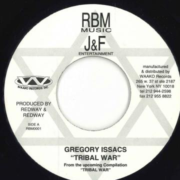 ・アーティスト Gregory Isaacs / Singing Melody ・タイトル Tribal War / Rain From The Sky ・レーベル・型番 RBM Music RBM001 ・フォーマット 7インチレコード ・コンディション(盤) 非常に良い(EX) ・コンディション(ジャケット) ・コンディション(帯) オビなし ・特記事項 【EX/SEW B:WOL/scuff 】 サンプル画像です。実際の商品の画像ではありません 商品写真はバーコード/カタログ番号に対応したサンプル画像ですので、お送りする商品の画像ではありません。帯やライナーなどの付属品は、特記事項に記載されている場合のみ含まれます。プロモやカラーレコードなどの仕様についても、該当する場合のみ特記事項に記載しています。 【ご購入前に必ずご確認ください】 ・本店サイト(www.recordcity.jp)とは価格、送料が違います ・本店サイト、その他支店のオーダーとは同梱発送できません ・注文確定後に別の注文を頂いた場合、注文同士の同梱は致しかねます。 ・別倉庫から発送しているため、店頭受け渡しは対応しておりません ・一部商品は他の通販サイトでも販売しているため、ご注文のタイミングによっては商品のご用意ができない場合がございます。 ・土日祝日はお休みです 金曜・祝前日9時以降のご連絡またはご入金は、返答または発送が週明け・祝日明けに順次対応となります。 ・ご購入後のキャンセル不可 ご購入後のキャンセルはいかなる理由においてもお受けできません。ご了承の上、ご購入くださいませ。 ・日本郵便(ゆうパック/ゆうメール)によるお届けになります。 ・中古品であることをご理解ください 当ストアでは中古商品を主に販売しております。中古品であることをご理解の上ご購入ください。また、一部商品はRecordCityオンラインストアで試聴可能です。 ・返品について お客様のご都合による返品は一切承っておりません。 表記の内容と実際の商品に相違がある場合、また針飛び等で返品・返金をご希望される場合は、商品の到着後1週間以内にご連絡ください。商品の返送をこちらで確認後、キャンセル・返金を行います。 コンディションVG以下の商品は返品できません。プレイに影響のない表面のこすれ傷、プレス起因のノイズ盤は返品の対象外です。 【コンディション表記】 ・ほぼ新品(M-)(Like New) 完全な新品。未使用。当店ではほぼ使用しません ・非常に良い(EX)(Excellent) 中古盤として美品な状態。わずかな経年を感じるものの傷みを感じさせない、当店基準で最高の状態 ・良い(VG+)(Very Good Plus) 丁寧に扱われた中古品で、軽い使用感がみられる。 ・可(VG)(Acceptable) 使い込まれた中古品で、「良い」よりもさらに使用感がみられる。 ・悪い(VG-)(Bad) 状態が悪いアイテム。使用の保障はなく、再生不可、針飛び、目立つノイズがあるかもしれない。状態によるクレーム不可。返品不可。 ・非常に悪い(G)(Very Bad) 「悪い」よりさらに状態が悪いアイテム。使用の保障はなく、再生不可、針飛び、目立つノイズがあるかもしれない。状態によるクレーム不可。返品不可。 ・ジャンク(Fair)(Junk/Fair) 割れている、反っている、水ダメージがある、カビ、ジャケットが分離している、ひどい書き込み、ひどい擦れなど最低の状態。使用の保障はなく、再生不可、針飛び、目立つノイズがあるかもしれない。状態によるクレーム不可。返品不可。 ・ジャンク(Poor)(Junk/Poor) 割れている、反っている、水ダメージがある、カビ、ジャケットが分離している、ひどい書き込み、ひどい擦れなど最低の状態。使用の保障はなく、再生不可、針飛び、目立つノイズがあるかもしれない。状態によるクレーム不可。返品不可。