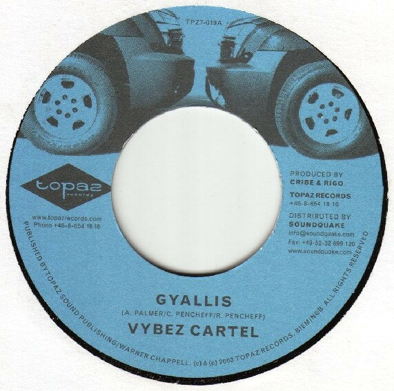 ・アーティスト Vybz Kartel / Michael Night ・タイトル Gyallis / Stop ・レーベル・型番 Topaz Records TPZ7019 ・フォーマット 7インチレコード ・コンディション(盤) 良い (VG+) ・コンディション(ジャケット) ・コンディション(帯) オビなし ・特記事項 【EX-/SEW/scuff 】 サンプル画像です。実際の商品の画像ではありません 商品写真はバーコード/カタログ番号に対応したサンプル画像ですので、お送りする商品の画像ではありません。帯やライナーなどの付属品は、特記事項に記載されている場合のみ含まれます。プロモやカラーレコードなどの仕様についても、該当する場合のみ特記事項に記載しています。 【ご購入前に必ずご確認ください】 ・本店サイト(www.recordcity.jp)とは価格、送料が違います ・本店サイト、その他支店のオーダーとは同梱発送できません ・注文確定後に別の注文を頂いた場合、注文同士の同梱は致しかねます。 ・別倉庫から発送しているため、店頭受け渡しは対応しておりません ・一部商品は他の通販サイトでも販売しているため、ご注文のタイミングによっては商品のご用意ができない場合がございます。 ・土日祝日はお休みです 金曜・祝前日9時以降のご連絡またはご入金は、返答または発送が週明け・祝日明けに順次対応となります。 ・ご購入後のキャンセル不可 ご購入後のキャンセルはいかなる理由においてもお受けできません。ご了承の上、ご購入くださいませ。 ・日本郵便(ゆうパック/ゆうメール)によるお届けになります。 ・中古品であることをご理解ください 当ストアでは中古商品を主に販売しております。中古品であることをご理解の上ご購入ください。また、一部商品はRecordCityオンラインストアで試聴可能です。 ・返品について お客様のご都合による返品は一切承っておりません。 表記の内容と実際の商品に相違がある場合、また針飛び等で返品・返金をご希望される場合は、商品の到着後1週間以内にご連絡ください。商品の返送をこちらで確認後、キャンセル・返金を行います。 コンディションVG以下の商品は返品できません。プレイに影響のない表面のこすれ傷、プレス起因のノイズ盤は返品の対象外です。 【コンディション表記】 ・ほぼ新品(M-)(Like New) 完全な新品。未使用。当店ではほぼ使用しません ・非常に良い(EX)(Excellent) 中古盤として美品な状態。わずかな経年を感じるものの傷みを感じさせない、当店基準で最高の状態 ・良い(VG+)(Very Good Plus) 丁寧に扱われた中古品で、軽い使用感がみられる。 ・可(VG)(Acceptable) 使い込まれた中古品で、「良い」よりもさらに使用感がみられる。 ・悪い(VG-)(Bad) 状態が悪いアイテム。使用の保障はなく、再生不可、針飛び、目立つノイズがあるかもしれない。状態によるクレーム不可。返品不可。 ・非常に悪い(G)(Very Bad) 「悪い」よりさらに状態が悪いアイテム。使用の保障はなく、再生不可、針飛び、目立つノイズがあるかもしれない。状態によるクレーム不可。返品不可。 ・ジャンク(Fair)(Junk/Fair) 割れている、反っている、水ダメージがある、カビ、ジャケットが分離している、ひどい書き込み、ひどい擦れなど最低の状態。使用の保障はなく、再生不可、針飛び、目立つノイズがあるかもしれない。状態によるクレーム不可。返品不可。 ・ジャンク(Poor)(Junk/Poor) 割れている、反っている、水ダメージがある、カビ、ジャケットが分離している、ひどい書き込み、ひどい擦れなど最低の状態。使用の保障はなく、再生不可、針飛び、目立つノイズがあるかもしれない。状態によるクレーム不可。返品不可。