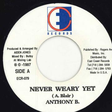 ・アーティスト Anthony B ・タイトル Never Weary Yet ・レーベル・型番 East Coast Records ECR079 ・フォーマット 7インチレコード ・コンディション(盤) 非常に良い(EX) ・コンディション(ジャケット) ・コンディション(帯) オビなし ・特記事項 【EX+/SEW 】 サンプル画像です。実際の商品の画像ではありません 商品写真はバーコード/カタログ番号に対応したサンプル画像ですので、お送りする商品の画像ではありません。帯やライナーなどの付属品は、特記事項に記載されている場合のみ含まれます。プロモやカラーレコードなどの仕様についても、該当する場合のみ特記事項に記載しています。 【ご購入前に必ずご確認ください】 ・本店サイト(www.recordcity.jp)とは価格、送料が違います ・本店サイト、その他支店のオーダーとは同梱発送できません ・注文確定後に別の注文を頂いた場合、注文同士の同梱は致しかねます。 ・別倉庫から発送しているため、店頭受け渡しは対応しておりません ・一部商品は他の通販サイトでも販売しているため、ご注文のタイミングによっては商品のご用意ができない場合がございます。 ・土日祝日はお休みです 金曜・祝前日9時以降のご連絡またはご入金は、返答または発送が週明け・祝日明けに順次対応となります。 ・ご購入後のキャンセル不可 ご購入後のキャンセルはいかなる理由においてもお受けできません。ご了承の上、ご購入くださいませ。 ・日本郵便(ゆうパック/ゆうメール)によるお届けになります。 ・中古品であることをご理解ください 当ストアでは中古商品を主に販売しております。中古品であることをご理解の上ご購入ください。また、一部商品はRecordCityオンラインストアで試聴可能です。 ・返品について お客様のご都合による返品は一切承っておりません。 表記の内容と実際の商品に相違がある場合、また針飛び等で返品・返金をご希望される場合は、商品の到着後1週間以内にご連絡ください。商品の返送をこちらで確認後、キャンセル・返金を行います。 コンディションVG以下の商品は返品できません。プレイに影響のない表面のこすれ傷、プレス起因のノイズ盤は返品の対象外です。 【コンディション表記】 ・ほぼ新品(M-)(Like New) 完全な新品。未使用。当店ではほぼ使用しません ・非常に良い(EX)(Excellent) 中古盤として美品な状態。わずかな経年を感じるものの傷みを感じさせない、当店基準で最高の状態 ・良い(VG+)(Very Good Plus) 丁寧に扱われた中古品で、軽い使用感がみられる。 ・可(VG)(Acceptable) 使い込まれた中古品で、「良い」よりもさらに使用感がみられる。 ・悪い(VG-)(Bad) 状態が悪いアイテム。使用の保障はなく、再生不可、針飛び、目立つノイズがあるかもしれない。状態によるクレーム不可。返品不可。 ・非常に悪い(G)(Very Bad) 「悪い」よりさらに状態が悪いアイテム。使用の保障はなく、再生不可、針飛び、目立つノイズがあるかもしれない。状態によるクレーム不可。返品不可。 ・ジャンク(Fair)(Junk/Fair) 割れている、反っている、水ダメージがある、カビ、ジャケットが分離している、ひどい書き込み、ひどい擦れなど最低の状態。使用の保障はなく、再生不可、針飛び、目立つノイズがあるかもしれない。状態によるクレーム不可。返品不可。 ・ジャンク(Poor)(Junk/Poor) 割れている、反っている、水ダメージがある、カビ、ジャケットが分離している、ひどい書き込み、ひどい擦れなど最低の状態。使用の保障はなく、再生不可、針飛び、目立つノイズがあるかもしれない。状態によるクレーム不可。返品不可。