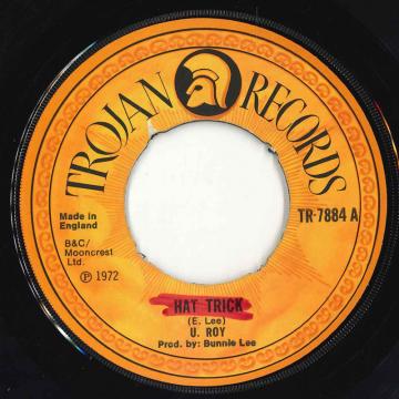 ・アーティスト U-Roy ・タイトル Hat Trick ・レーベル・型番 Trojan Records TR7884 ・フォーマット 7インチレコード ・コンディション(盤) 良い (VG+) ・コンディション(ジャケット) ・コンディション(帯) オビなし ・特記事項 【EX+/SEW/WOL/NOC/scuff 】 サンプル画像です。実際の商品の画像ではありません 商品写真はバーコード/カタログ番号に対応したサンプル画像ですので、お送りする商品の画像ではありません。帯やライナーなどの付属品は、特記事項に記載されている場合のみ含まれます。プロモやカラーレコードなどの仕様についても、該当する場合のみ特記事項に記載しています。 【ご購入前に必ずご確認ください】 ・本店サイト(www.recordcity.jp)とは価格、送料が違います ・本店サイト、その他支店のオーダーとは同梱発送できません ・注文確定後に別の注文を頂いた場合、注文同士の同梱は致しかねます。 ・別倉庫から発送しているため、店頭受け渡しは対応しておりません ・一部商品は他の通販サイトでも販売しているため、ご注文のタイミングによっては商品のご用意ができない場合がございます。 ・土日祝日はお休みです 金曜・祝前日9時以降のご連絡またはご入金は、返答または発送が週明け・祝日明けに順次対応となります。 ・ご購入後のキャンセル不可 ご購入後のキャンセルはいかなる理由においてもお受けできません。ご了承の上、ご購入くださいませ。 ・日本郵便(ゆうパック/ゆうメール)によるお届けになります。 ・中古品であることをご理解ください 当ストアでは中古商品を主に販売しております。中古品であることをご理解の上ご購入ください。また、一部商品はRecordCityオンラインストアで試聴可能です。 ・返品について お客様のご都合による返品は一切承っておりません。 表記の内容と実際の商品に相違がある場合、また針飛び等で返品・返金をご希望される場合は、商品の到着後1週間以内にご連絡ください。商品の返送をこちらで確認後、キャンセル・返金を行います。 コンディションVG以下の商品は返品できません。プレイに影響のない表面のこすれ傷、プレス起因のノイズ盤は返品の対象外です。 【コンディション表記】 ・ほぼ新品(M-)(Like New) 完全な新品。未使用。当店ではほぼ使用しません ・非常に良い(EX)(Excellent) 中古盤として美品な状態。わずかな経年を感じるものの傷みを感じさせない、当店基準で最高の状態 ・良い(VG+)(Very Good Plus) 丁寧に扱われた中古品で、軽い使用感がみられる。 ・可(VG)(Acceptable) 使い込まれた中古品で、「良い」よりもさらに使用感がみられる。 ・悪い(VG-)(Bad) 状態が悪いアイテム。使用の保障はなく、再生不可、針飛び、目立つノイズがあるかもしれない。状態によるクレーム不可。返品不可。 ・非常に悪い(G)(Very Bad) 「悪い」よりさらに状態が悪いアイテム。使用の保障はなく、再生不可、針飛び、目立つノイズがあるかもしれない。状態によるクレーム不可。返品不可。 ・ジャンク(Fair)(Junk/Fair) 割れている、反っている、水ダメージがある、カビ、ジャケットが分離している、ひどい書き込み、ひどい擦れなど最低の状態。使用の保障はなく、再生不可、針飛び、目立つノイズがあるかもしれない。状態によるクレーム不可。返品不可。 ・ジャンク(Poor)(Junk/Poor) 割れている、反っている、水ダメージがある、カビ、ジャケットが分離している、ひどい書き込み、ひどい擦れなど最低の状態。使用の保障はなく、再生不可、針飛び、目立つノイズがあるかもしれない。状態によるクレーム不可。返品不可。