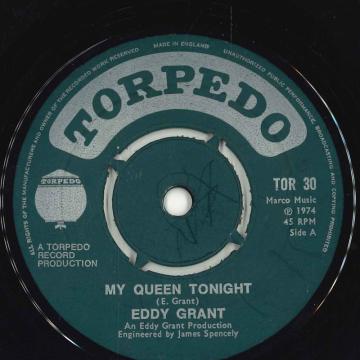 ・アーティスト Eddy Grant ・タイトル My Queen Tonight / Hello Africa ・レーベル・型番 Torpedo TOR30 ・フォーマット 7インチレコード ・コンディション(盤) 良い (VG+) ・コンディション(ジャケット) ・コンディション(帯) オビなし ・特記事項 【EX-/SEW/WOL 】 サンプル画像です。実際の商品の画像ではありません 商品写真はバーコード/カタログ番号に対応したサンプル画像ですので、お送りする商品の画像ではありません。帯やライナーなどの付属品は、特記事項に記載されている場合のみ含まれます。プロモやカラーレコードなどの仕様についても、該当する場合のみ特記事項に記載しています。 【ご購入前に必ずご確認ください】 ・本店サイト(www.recordcity.jp)とは価格、送料が違います ・本店サイト、その他支店のオーダーとは同梱発送できません ・注文確定後に別の注文を頂いた場合、注文同士の同梱は致しかねます。 ・別倉庫から発送しているため、店頭受け渡しは対応しておりません ・一部商品は他の通販サイトでも販売しているため、ご注文のタイミングによっては商品のご用意ができない場合がございます。 ・土日祝日はお休みです 金曜・祝前日9時以降のご連絡またはご入金は、返答または発送が週明け・祝日明けに順次対応となります。 ・ご購入後のキャンセル不可 ご購入後のキャンセルはいかなる理由においてもお受けできません。ご了承の上、ご購入くださいませ。 ・日本郵便(ゆうパック/ゆうメール)によるお届けになります。 ・中古品であることをご理解ください 当ストアでは中古商品を主に販売しております。中古品であることをご理解の上ご購入ください。また、一部商品はRecordCityオンラインストアで試聴可能です。 ・返品について お客様のご都合による返品は一切承っておりません。 表記の内容と実際の商品に相違がある場合、また針飛び等で返品・返金をご希望される場合は、商品の到着後1週間以内にご連絡ください。商品の返送をこちらで確認後、キャンセル・返金を行います。 コンディションVG以下の商品は返品できません。プレイに影響のない表面のこすれ傷、プレス起因のノイズ盤は返品の対象外です。 【コンディション表記】 ・ほぼ新品(M-)(Like New) 完全な新品。未使用。当店ではほぼ使用しません ・非常に良い(EX)(Excellent) 中古盤として美品な状態。わずかな経年を感じるものの傷みを感じさせない、当店基準で最高の状態 ・良い(VG+)(Very Good Plus) 丁寧に扱われた中古品で、軽い使用感がみられる。 ・可(VG)(Acceptable) 使い込まれた中古品で、「良い」よりもさらに使用感がみられる。 ・悪い(VG-)(Bad) 状態が悪いアイテム。使用の保障はなく、再生不可、針飛び、目立つノイズがあるかもしれない。状態によるクレーム不可。返品不可。 ・非常に悪い(G)(Very Bad) 「悪い」よりさらに状態が悪いアイテム。使用の保障はなく、再生不可、針飛び、目立つノイズがあるかもしれない。状態によるクレーム不可。返品不可。 ・ジャンク(Fair)(Junk/Fair) 割れている、反っている、水ダメージがある、カビ、ジャケットが分離している、ひどい書き込み、ひどい擦れなど最低の状態。使用の保障はなく、再生不可、針飛び、目立つノイズがあるかもしれない。状態によるクレーム不可。返品不可。 ・ジャンク(Poor)(Junk/Poor) 割れている、反っている、水ダメージがある、カビ、ジャケットが分離している、ひどい書き込み、ひどい擦れなど最低の状態。使用の保障はなく、再生不可、針飛び、目立つノイズがあるかもしれない。状態によるクレーム不可。返品不可。