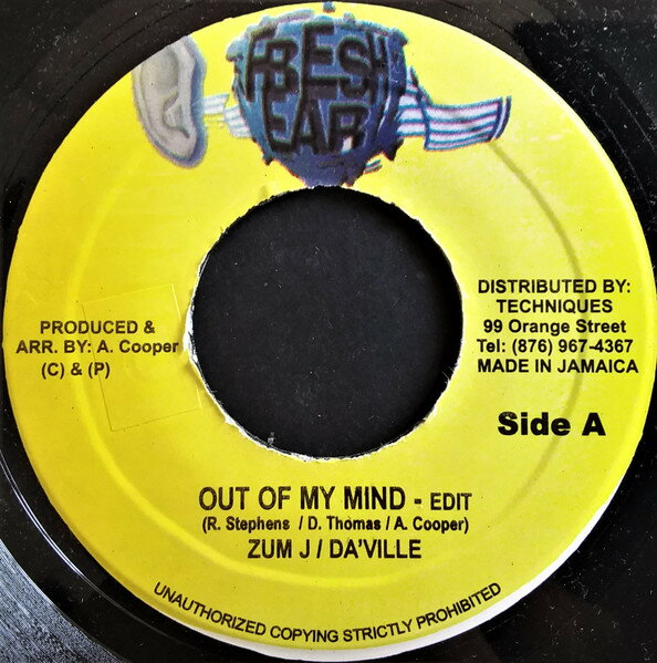 ・アーティスト Zumjay / Daville ・タイトル Out Of My Mind ・レーベル・型番 Fresh Ear NONE ・フォーマット 7インチレコード ・コンディション(盤) 良い (VG+) ・コンディション(ジャケット) ・コンディション(帯) オビなし ・特記事項 【EX 】 サンプル画像です。実際の商品の画像ではありません 商品写真はバーコード/カタログ番号に対応したサンプル画像ですので、お送りする商品の画像ではありません。帯やライナーなどの付属品は、特記事項に記載されている場合のみ含まれます。プロモやカラーレコードなどの仕様についても、該当する場合のみ特記事項に記載しています。 【ご購入前に必ずご確認ください】 ・本店サイト(www.recordcity.jp)とは価格、送料が違います ・本店サイト、その他支店のオーダーとは同梱発送できません ・注文確定後に別の注文を頂いた場合、注文同士の同梱は致しかねます。 ・別倉庫から発送しているため、店頭受け渡しは対応しておりません ・一部商品は他の通販サイトでも販売しているため、ご注文のタイミングによっては商品のご用意ができない場合がございます。 ・土日祝日はお休みです 金曜・祝前日9時以降のご連絡またはご入金は、返答または発送が週明け・祝日明けに順次対応となります。 ・ご購入後のキャンセル不可 ご購入後のキャンセルはいかなる理由においてもお受けできません。ご了承の上、ご購入くださいませ。 ・日本郵便(ゆうパック/ゆうメール)によるお届けになります。 ・中古品であることをご理解ください 当ストアでは中古商品を主に販売しております。中古品であることをご理解の上ご購入ください。また、一部商品はRecordCityオンラインストアで試聴可能です。 ・返品について お客様のご都合による返品は一切承っておりません。 表記の内容と実際の商品に相違がある場合、また針飛び等で返品・返金をご希望される場合は、商品の到着後1週間以内にご連絡ください。商品の返送をこちらで確認後、キャンセル・返金を行います。 コンディションVG以下の商品は返品できません。プレイに影響のない表面のこすれ傷、プレス起因のノイズ盤は返品の対象外です。 【コンディション表記】 ・ほぼ新品(M-)(Like New) 完全な新品。未使用。当店ではほぼ使用しません ・非常に良い(EX)(Excellent) 中古盤として美品な状態。わずかな経年を感じるものの傷みを感じさせない、当店基準で最高の状態 ・良い(VG+)(Very Good Plus) 丁寧に扱われた中古品で、軽い使用感がみられる。 ・可(VG)(Acceptable) 使い込まれた中古品で、「良い」よりもさらに使用感がみられる。 ・悪い(VG-)(Bad) 状態が悪いアイテム。使用の保障はなく、再生不可、針飛び、目立つノイズがあるかもしれない。状態によるクレーム不可。返品不可。 ・非常に悪い(G)(Very Bad) 「悪い」よりさらに状態が悪いアイテム。使用の保障はなく、再生不可、針飛び、目立つノイズがあるかもしれない。状態によるクレーム不可。返品不可。 ・ジャンク(Fair)(Junk/Fair) 割れている、反っている、水ダメージがある、カビ、ジャケットが分離している、ひどい書き込み、ひどい擦れなど最低の状態。使用の保障はなく、再生不可、針飛び、目立つノイズがあるかもしれない。状態によるクレーム不可。返品不可。 ・ジャンク(Poor)(Junk/Poor) 割れている、反っている、水ダメージがある、カビ、ジャケットが分離している、ひどい書き込み、ひどい擦れなど最低の状態。使用の保障はなく、再生不可、針飛び、目立つノイズがあるかもしれない。状態によるクレーム不可。返品不可。