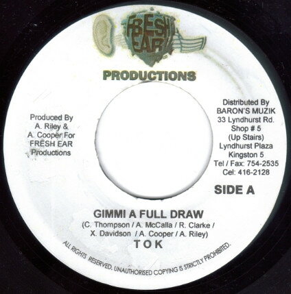 ・アーティスト T.O.K. ・タイトル Gimmi A Full Draw ・レーベル・型番 Fresh Ear NONE ・フォーマット 7インチレコード ・コンディション(盤) 良い (VG+) ・コンディション(ジャケット) ・コンディション(帯) オビなし ・特記事項 【EX-/SEW/stain 】 サンプル画像です。実際の商品の画像ではありません 商品写真はバーコード/カタログ番号に対応したサンプル画像ですので、お送りする商品の画像ではありません。帯やライナーなどの付属品は、特記事項に記載されている場合のみ含まれます。プロモやカラーレコードなどの仕様についても、該当する場合のみ特記事項に記載しています。 【ご購入前に必ずご確認ください】 ・本店サイト(www.recordcity.jp)とは価格、送料が違います ・本店サイト、その他支店のオーダーとは同梱発送できません ・注文確定後に別の注文を頂いた場合、注文同士の同梱は致しかねます。 ・別倉庫から発送しているため、店頭受け渡しは対応しておりません ・一部商品は他の通販サイトでも販売しているため、ご注文のタイミングによっては商品のご用意ができない場合がございます。 ・土日祝日はお休みです 金曜・祝前日9時以降のご連絡またはご入金は、返答または発送が週明け・祝日明けに順次対応となります。 ・ご購入後のキャンセル不可 ご購入後のキャンセルはいかなる理由においてもお受けできません。ご了承の上、ご購入くださいませ。 ・日本郵便(ゆうパック/ゆうメール)によるお届けになります。 ・中古品であることをご理解ください 当ストアでは中古商品を主に販売しております。中古品であることをご理解の上ご購入ください。また、一部商品はRecordCityオンラインストアで試聴可能です。 ・返品について お客様のご都合による返品は一切承っておりません。 表記の内容と実際の商品に相違がある場合、また針飛び等で返品・返金をご希望される場合は、商品の到着後1週間以内にご連絡ください。商品の返送をこちらで確認後、キャンセル・返金を行います。 コンディションVG以下の商品は返品できません。プレイに影響のない表面のこすれ傷、プレス起因のノイズ盤は返品の対象外です。 【コンディション表記】 ・ほぼ新品(M-)(Like New) 完全な新品。未使用。当店ではほぼ使用しません ・非常に良い(EX)(Excellent) 中古盤として美品な状態。わずかな経年を感じるものの傷みを感じさせない、当店基準で最高の状態 ・良い(VG+)(Very Good Plus) 丁寧に扱われた中古品で、軽い使用感がみられる。 ・可(VG)(Acceptable) 使い込まれた中古品で、「良い」よりもさらに使用感がみられる。 ・悪い(VG-)(Bad) 状態が悪いアイテム。使用の保障はなく、再生不可、針飛び、目立つノイズがあるかもしれない。状態によるクレーム不可。返品不可。 ・非常に悪い(G)(Very Bad) 「悪い」よりさらに状態が悪いアイテム。使用の保障はなく、再生不可、針飛び、目立つノイズがあるかもしれない。状態によるクレーム不可。返品不可。 ・ジャンク(Fair)(Junk/Fair) 割れている、反っている、水ダメージがある、カビ、ジャケットが分離している、ひどい書き込み、ひどい擦れなど最低の状態。使用の保障はなく、再生不可、針飛び、目立つノイズがあるかもしれない。状態によるクレーム不可。返品不可。 ・ジャンク(Poor)(Junk/Poor) 割れている、反っている、水ダメージがある、カビ、ジャケットが分離している、ひどい書き込み、ひどい擦れなど最低の状態。使用の保障はなく、再生不可、針飛び、目立つノイズがあるかもしれない。状態によるクレーム不可。返品不可。
