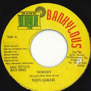 ・アーティスト Tony Curtis ・タイトル Nobody ・レーベル・型番 Bankylous BAN0002 ・フォーマット 7インチレコード ・コンディション(盤) 良い (VG+) ・コンディション(ジャケット) ・コンディション(帯) オビなし ・特記事項 【EX/SEW/LOC 】 サンプル画像です。実際の商品の画像ではありません 商品写真はバーコード/カタログ番号に対応したサンプル画像ですので、お送りする商品の画像ではありません。帯やライナーなどの付属品は、特記事項に記載されている場合のみ含まれます。プロモやカラーレコードなどの仕様についても、該当する場合のみ特記事項に記載しています。 【ご購入前に必ずご確認ください】 ・本店サイト(www.recordcity.jp)とは価格、送料が違います ・本店サイト、その他支店のオーダーとは同梱発送できません ・注文確定後に別の注文を頂いた場合、注文同士の同梱は致しかねます。 ・別倉庫から発送しているため、店頭受け渡しは対応しておりません ・一部商品は他の通販サイトでも販売しているため、ご注文のタイミングによっては商品のご用意ができない場合がございます。 ・土日祝日はお休みです 金曜・祝前日9時以降のご連絡またはご入金は、返答または発送が週明け・祝日明けに順次対応となります。 ・ご購入後のキャンセル不可 ご購入後のキャンセルはいかなる理由においてもお受けできません。ご了承の上、ご購入くださいませ。 ・日本郵便(ゆうパック/ゆうメール)によるお届けになります。 ・中古品であることをご理解ください 当ストアでは中古商品を主に販売しております。中古品であることをご理解の上ご購入ください。また、一部商品はRecordCityオンラインストアで試聴可能です。 ・返品について お客様のご都合による返品は一切承っておりません。 表記の内容と実際の商品に相違がある場合、また針飛び等で返品・返金をご希望される場合は、商品の到着後1週間以内にご連絡ください。商品の返送をこちらで確認後、キャンセル・返金を行います。 コンディションVG以下の商品は返品できません。プレイに影響のない表面のこすれ傷、プレス起因のノイズ盤は返品の対象外です。 【コンディション表記】 ・ほぼ新品(M-)(Like New) 完全な新品。未使用。当店ではほぼ使用しません ・非常に良い(EX)(Excellent) 中古盤として美品な状態。わずかな経年を感じるものの傷みを感じさせない、当店基準で最高の状態 ・良い(VG+)(Very Good Plus) 丁寧に扱われた中古品で、軽い使用感がみられる。 ・可(VG)(Acceptable) 使い込まれた中古品で、「良い」よりもさらに使用感がみられる。 ・悪い(VG-)(Bad) 状態が悪いアイテム。使用の保障はなく、再生不可、針飛び、目立つノイズがあるかもしれない。状態によるクレーム不可。返品不可。 ・非常に悪い(G)(Very Bad) 「悪い」よりさらに状態が悪いアイテム。使用の保障はなく、再生不可、針飛び、目立つノイズがあるかもしれない。状態によるクレーム不可。返品不可。 ・ジャンク(Fair)(Junk/Fair) 割れている、反っている、水ダメージがある、カビ、ジャケットが分離している、ひどい書き込み、ひどい擦れなど最低の状態。使用の保障はなく、再生不可、針飛び、目立つノイズがあるかもしれない。状態によるクレーム不可。返品不可。 ・ジャンク(Poor)(Junk/Poor) 割れている、反っている、水ダメージがある、カビ、ジャケットが分離している、ひどい書き込み、ひどい擦れなど最低の状態。使用の保障はなく、再生不可、針飛び、目立つノイズがあるかもしれない。状態によるクレーム不可。返品不可。