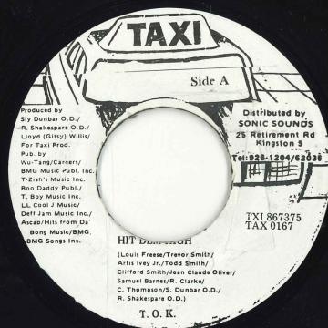 ・アーティスト T.O.K. ・タイトル Hit Dem High ・レーベル Taxi TAX0167 ・フォーマット 7インチレコード ・コンディション(盤) 良い (VG+) ・コンディション(ジャケット) ・コンディション(帯) オビなし ・特記事項 【EX-/SEW 】 サンプル画像です。実際の商品の画像ではありません 商品写真はバーコード/カタログ番号に対応したサンプル画像ですので、お送りする商品の画像ではありません。帯やライナーなどの付属品は、特記事項に記載されている場合のみ含まれます。プロモやカラーレコードなどの仕様についても、該当する場合のみ特記事項に記載しています。 【ご購入前に必ずご確認ください】 ・本店サイト(www.recordcity.jp)とは価格、送料が違います ・本店サイト、その他支店のオーダーとは同梱発送できません ・別倉庫から発送しているため、店頭受け渡しは対応しておりません ・一部商品は他の通販サイトでも販売しているため、ご注文のタイミングによっては商品のご用意ができない場合がございます。 ・土日祝日はお休みです 金曜・祝前日9時以降のご連絡またはご入金は、返答または発送が週明け・祝日明けに順次対応となります。 ・ご購入後のキャンセル不可 ご購入後のキャンセルはいかなる理由においてもお受けできません。ご了承の上、ご購入くださいませ。 ・日本郵便(ゆうパック/ゆうメール)によるお届けになります。 ・中古品であることをご理解ください 当ストアではお客様よりお譲りいただいた中古商品を主に販売しております。中古品であることをご理解の上ご購入ください。また、一部商品はRecordCityオンラインストアで試聴可能です。 ・返品について お客様のご都合による返品は一切承っておりません。 表記の内容と実際の商品に相違がある場合、また針飛び等で返品・返金をご希望される場合は、商品の到着後1週間以内にご連絡ください。商品の返送をこちらで確認後、キャンセル・返金を行います。 コンディションVG以下の商品は返品できません。プレイに影響のない表面のこすれ傷、プレス起因のノイズ盤は返品の対象外です。 【コンディション表記】 ・ほぼ新品(M-)(Like New) 完全な新品。未使用。当店ではほぼ使用しません ・非常に良い(EX)(Excellent) 中古盤として美品な状態。わずかな経年を感じるものの傷みを感じさせない、当店基準で最高の状態 ・良い(VG+)(Very Good Plus) 丁寧に扱われた中古品で、軽い使用感がみられる。 ・可(VG)(Acceptable) 使い込まれた中古品で、「良い」よりもさらに使用感がみられる。 ・悪い(VG-)(Bad) 状態が悪いアイテム。使用の保障はなく、再生不可、針飛び、目立つノイズがあるかもしれない。状態によるクレーム不可。返品不可。 ・非常に悪い(G)(Very Bad) 「悪い」よりさらに状態が悪いアイテム。使用の保障はなく、再生不可、針飛び、目立つノイズがあるかもしれない。状態によるクレーム不可。返品不可。 ・ジャンク(Fair)(Junk/Fair) 割れている、反っている、水ダメージがある、カビ、ジャケットが分離している、ひどい書き込み、ひどい擦れなど最低の状態。使用の保障はなく、再生不可、針飛び、目立つノイズがあるかもしれない。状態によるクレーム不可。返品不可。 ・ジャンク(Poor)(Junk/Poor) 割れている、反っている、水ダメージがある、カビ、ジャケットが分離している、ひどい書き込み、ひどい擦れなど最低の状態。使用の保障はなく、再生不可、針飛び、目立つノイズがあるかもしれない。状態によるクレーム不可。返品不可。