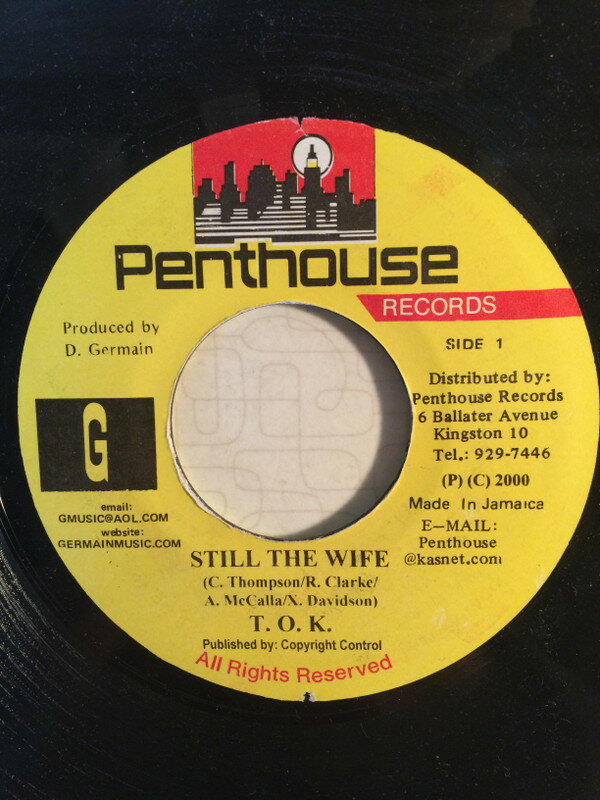 ・アーティスト T.O.K. ・タイトル Still The Wife ・レーベル・型番 Penthouse Records NONE ・フォーマット 7インチレコード ・コンディション(盤) 良い (VG+) ・コンディション(ジャケット) ・コンディション(帯) オビなし ・特記事項 【EX-/SLOC/stain 】 サンプル画像です。実際の商品の画像ではありません 商品写真はバーコード/カタログ番号に対応したサンプル画像ですので、お送りする商品の画像ではありません。帯やライナーなどの付属品は、特記事項に記載されている場合のみ含まれます。プロモやカラーレコードなどの仕様についても、該当する場合のみ特記事項に記載しています。 【ご購入前に必ずご確認ください】 ・本店サイト(www.recordcity.jp)とは価格、送料が違います ・本店サイト、その他支店のオーダーとは同梱発送できません ・注文確定後に別の注文を頂いた場合、注文同士の同梱は致しかねます。 ・別倉庫から発送しているため、店頭受け渡しは対応しておりません ・一部商品は他の通販サイトでも販売しているため、ご注文のタイミングによっては商品のご用意ができない場合がございます。 ・土日祝日はお休みです 金曜・祝前日9時以降のご連絡またはご入金は、返答または発送が週明け・祝日明けに順次対応となります。 ・ご購入後のキャンセル不可 ご購入後のキャンセルはいかなる理由においてもお受けできません。ご了承の上、ご購入くださいませ。 ・日本郵便(ゆうパック/ゆうメール)によるお届けになります。 ・中古品であることをご理解ください 当ストアでは中古商品を主に販売しております。中古品であることをご理解の上ご購入ください。また、一部商品はRecordCityオンラインストアで試聴可能です。 ・返品について お客様のご都合による返品は一切承っておりません。 表記の内容と実際の商品に相違がある場合、また針飛び等で返品・返金をご希望される場合は、商品の到着後1週間以内にご連絡ください。商品の返送をこちらで確認後、キャンセル・返金を行います。 コンディションVG以下の商品は返品できません。プレイに影響のない表面のこすれ傷、プレス起因のノイズ盤は返品の対象外です。 【コンディション表記】 ・ほぼ新品(M-)(Like New) 完全な新品。未使用。当店ではほぼ使用しません ・非常に良い(EX)(Excellent) 中古盤として美品な状態。わずかな経年を感じるものの傷みを感じさせない、当店基準で最高の状態 ・良い(VG+)(Very Good Plus) 丁寧に扱われた中古品で、軽い使用感がみられる。 ・可(VG)(Acceptable) 使い込まれた中古品で、「良い」よりもさらに使用感がみられる。 ・悪い(VG-)(Bad) 状態が悪いアイテム。使用の保障はなく、再生不可、針飛び、目立つノイズがあるかもしれない。状態によるクレーム不可。返品不可。 ・非常に悪い(G)(Very Bad) 「悪い」よりさらに状態が悪いアイテム。使用の保障はなく、再生不可、針飛び、目立つノイズがあるかもしれない。状態によるクレーム不可。返品不可。 ・ジャンク(Fair)(Junk/Fair) 割れている、反っている、水ダメージがある、カビ、ジャケットが分離している、ひどい書き込み、ひどい擦れなど最低の状態。使用の保障はなく、再生不可、針飛び、目立つノイズがあるかもしれない。状態によるクレーム不可。返品不可。 ・ジャンク(Poor)(Junk/Poor) 割れている、反っている、水ダメージがある、カビ、ジャケットが分離している、ひどい書き込み、ひどい擦れなど最低の状態。使用の保障はなく、再生不可、針飛び、目立つノイズがあるかもしれない。状態によるクレーム不可。返品不可。