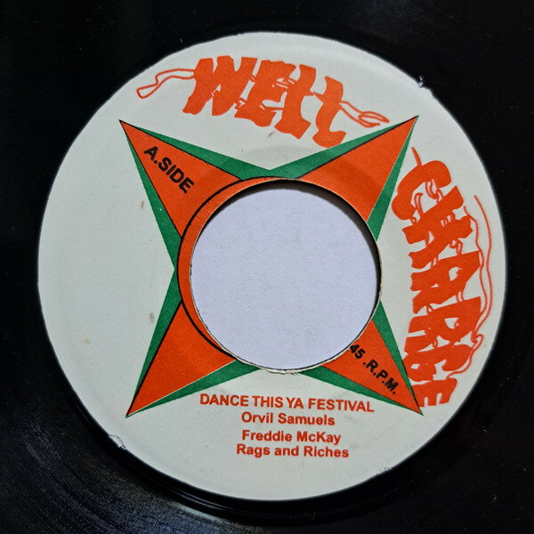 ・アーティスト Orvil Samuels , Freddie McKay , Rags & Riches (2) / I-Roy ・タイトル Dance This Ya Festival / How Do You Mean ・レーベル・型番 Well Charge NONE ・フォーマット 7インチレコード ・コンディション(盤) 良い (VG+) ・コンディション(ジャケット) プレインカバー（元ジャケット／カバー無し） ・コンディション(帯) オビなし ・特記事項 サンプル画像です。実際の商品の画像ではありません 商品写真はバーコード/カタログ番号に対応したサンプル画像ですので、お送りする商品の画像ではありません。帯やライナーなどの付属品は、特記事項に記載されている場合のみ含まれます。プロモやカラーレコードなどの仕様についても、該当する場合のみ特記事項に記載しています。 【ご購入前に必ずご確認ください】 ・本店サイト(www.recordcity.jp)とは価格、送料が違います ・本店サイト、その他支店のオーダーとは同梱発送できません ・注文確定後に別の注文を頂いた場合、注文同士の同梱は致しかねます。 ・別倉庫から発送しているため、店頭受け渡しは対応しておりません ・一部商品は他の通販サイトでも販売しているため、ご注文のタイミングによっては商品のご用意ができない場合がございます。 ・土日祝日はお休みです 金曜・祝前日9時以降のご連絡またはご入金は、返答または発送が週明け・祝日明けに順次対応となります。 ・ご購入後のキャンセル不可 ご購入後のキャンセルはいかなる理由においてもお受けできません。ご了承の上、ご購入くださいませ。 ・日本郵便(ゆうパック/ゆうメール)によるお届けになります。 ・中古品であることをご理解ください 当ストアでは中古商品を主に販売しております。中古品であることをご理解の上ご購入ください。また、一部商品はRecordCityオンラインストアで試聴可能です。 ・返品について お客様のご都合による返品は一切承っておりません。 表記の内容と実際の商品に相違がある場合、また針飛び等で返品・返金をご希望される場合は、商品の到着後1週間以内にご連絡ください。商品の返送をこちらで確認後、キャンセル・返金を行います。 コンディションVG以下の商品は返品できません。プレイに影響のない表面のこすれ傷、プレス起因のノイズ盤は返品の対象外です。 【コンディション表記】 ・ほぼ新品(M-)(Like New) 完全な新品。未使用。当店ではほぼ使用しません ・非常に良い(EX)(Excellent) 中古盤として美品な状態。わずかな経年を感じるものの傷みを感じさせない、当店基準で最高の状態 ・良い(VG+)(Very Good Plus) 丁寧に扱われた中古品で、軽い使用感がみられる。 ・可(VG)(Acceptable) 使い込まれた中古品で、「良い」よりもさらに使用感がみられる。 ・悪い(VG-)(Bad) 状態が悪いアイテム。使用の保障はなく、再生不可、針飛び、目立つノイズがあるかもしれない。状態によるクレーム不可。返品不可。 ・非常に悪い(G)(Very Bad) 「悪い」よりさらに状態が悪いアイテム。使用の保障はなく、再生不可、針飛び、目立つノイズがあるかもしれない。状態によるクレーム不可。返品不可。 ・ジャンク(Fair)(Junk/Fair) 割れている、反っている、水ダメージがある、カビ、ジャケットが分離している、ひどい書き込み、ひどい擦れなど最低の状態。使用の保障はなく、再生不可、針飛び、目立つノイズがあるかもしれない。状態によるクレーム不可。返品不可。 ・ジャンク(Poor)(Junk/Poor) 割れている、反っている、水ダメージがある、カビ、ジャケットが分離している、ひどい書き込み、ひどい擦れなど最低の状態。使用の保障はなく、再生不可、針飛び、目立つノイズがあるかもしれない。状態によるクレーム不可。返品不可。