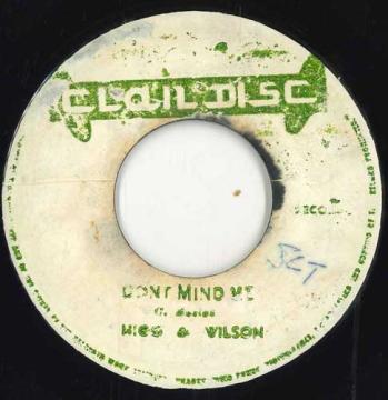 ・アーティスト King Stitt & Andy Capp / Higgs & Wilson ・タイトル Herb Man / Don't Mind Me ・レーベル Clan Disc none ・フォーマット 7インチレコード ・コンディション(盤) 可 (VG) ・コンディション(ジャケット) ・コンディション(帯) オビなし ・特記事項 【VG+/WOL/LD/marks/stain 】 サンプル画像です。実際の商品の画像ではありません 商品写真はバーコード/カタログ番号に対応したサンプル画像ですので、お送りする商品の画像ではありません。帯やライナーなどの付属品は、特記事項に記載されている場合のみ含まれます。プロモやカラーレコードなどの仕様についても、該当する場合のみ特記事項に記載しています。 【ご購入前に必ずご確認ください】 ・本店サイト(www.recordcity.jp)とは価格、送料が違います ・本店サイト、その他支店のオーダーとは同梱発送できません ・別倉庫から発送しているため、店頭受け渡しは対応しておりません ・一部商品は他の通販サイトでも販売しているため、ご注文のタイミングによっては商品のご用意ができない場合がございます。 ・土日祝日はお休みです 金曜・祝前日9時以降のご連絡またはご入金は、返答または発送が週明け・祝日明けに順次対応となります。 ・ご購入後のキャンセル不可 ご購入後のキャンセルはいかなる理由においてもお受けできません。ご了承の上、ご購入くださいませ。 ・日本郵便(ゆうパック/ゆうメール)によるお届けになります。 ・中古品であることをご理解ください 当ストアではお客様よりお譲りいただいた中古商品を主に販売しております。中古品であることをご理解の上ご購入ください。また、一部商品はRecordCityオンラインストアで試聴可能です。 ・返品について お客様のご都合による返品は一切承っておりません。 表記の内容と実際の商品に相違がある場合、また針飛び等で返品・返金をご希望される場合は、商品の到着後1週間以内にご連絡ください。商品の返送をこちらで確認後、キャンセル・返金を行います。 コンディションVG以下の商品は返品できません。プレイに影響のない表面のこすれ傷、プレス起因のノイズ盤は返品の対象外です。 【コンディション表記】 ・ほぼ新品(M-)(Like New) 完全な新品。未使用。当店ではほぼ使用しません ・非常に良い(EX)(Excellent) 中古盤として美品な状態。わずかな経年を感じるものの傷みを感じさせない、当店基準で最高の状態 ・良い(VG+)(Very Good Plus) 丁寧に扱われた中古品で、軽い使用感がみられる。 ・可(VG)(Acceptable) 使い込まれた中古品で、「良い」よりもさらに使用感がみられる。 ・悪い(VG-)(Bad) 状態が悪いアイテム。使用の保障はなく、再生不可、針飛び、目立つノイズがあるかもしれない。状態によるクレーム不可。返品不可。 ・非常に悪い(G)(Very Bad) 「悪い」よりさらに状態が悪いアイテム。使用の保障はなく、再生不可、針飛び、目立つノイズがあるかもしれない。状態によるクレーム不可。返品不可。 ・ジャンク(Fair)(Junk/Fair) 割れている、反っている、水ダメージがある、カビ、ジャケットが分離している、ひどい書き込み、ひどい擦れなど最低の状態。使用の保障はなく、再生不可、針飛び、目立つノイズがあるかもしれない。状態によるクレーム不可。返品不可。 ・ジャンク(Poor)(Junk/Poor) 割れている、反っている、水ダメージがある、カビ、ジャケットが分離している、ひどい書き込み、ひどい擦れなど最低の状態。使用の保障はなく、再生不可、針飛び、目立つノイズがあるかもしれない。状態によるクレーム不可。返品不可。