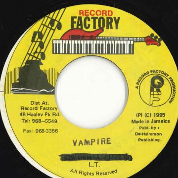 ・アーティスト L.T. (3) ・タイトル Vampire ・レーベル・型番 Record Factory none ・フォーマット 7インチレコード ・コンディション(盤) 非常に良い(EX) ・コンディション(ジャケット) ・コンディション(帯) オビなし ・特記事項 【EX/SEW/WOL/ML 】 サンプル画像です。実際の商品の画像ではありません 商品写真はバーコード/カタログ番号に対応したサンプル画像ですので、お送りする商品の画像ではありません。帯やライナーなどの付属品は、特記事項に記載されている場合のみ含まれます。プロモやカラーレコードなどの仕様についても、該当する場合のみ特記事項に記載しています。 【ご購入前に必ずご確認ください】 ・本店サイト(www.recordcity.jp)とは価格、送料が違います ・本店サイト、その他支店のオーダーとは同梱発送できません ・注文確定後に別の注文を頂いた場合、注文同士の同梱は致しかねます。 ・別倉庫から発送しているため、店頭受け渡しは対応しておりません ・一部商品は他の通販サイトでも販売しているため、ご注文のタイミングによっては商品のご用意ができない場合がございます。 ・土日祝日はお休みです 金曜・祝前日9時以降のご連絡またはご入金は、返答または発送が週明け・祝日明けに順次対応となります。 ・ご購入後のキャンセル不可 ご購入後のキャンセルはいかなる理由においてもお受けできません。ご了承の上、ご購入くださいませ。 ・日本郵便(ゆうパック/ゆうメール)によるお届けになります。 ・中古品であることをご理解ください 当ストアでは中古商品を主に販売しております。中古品であることをご理解の上ご購入ください。また、一部商品はRecordCityオンラインストアで試聴可能です。 ・返品について お客様のご都合による返品は一切承っておりません。 表記の内容と実際の商品に相違がある場合、また針飛び等で返品・返金をご希望される場合は、商品の到着後1週間以内にご連絡ください。商品の返送をこちらで確認後、キャンセル・返金を行います。 コンディションVG以下の商品は返品できません。プレイに影響のない表面のこすれ傷、プレス起因のノイズ盤は返品の対象外です。 【コンディション表記】 ・ほぼ新品(M-)(Like New) 完全な新品。未使用。当店ではほぼ使用しません ・非常に良い(EX)(Excellent) 中古盤として美品な状態。わずかな経年を感じるものの傷みを感じさせない、当店基準で最高の状態 ・良い(VG+)(Very Good Plus) 丁寧に扱われた中古品で、軽い使用感がみられる。 ・可(VG)(Acceptable) 使い込まれた中古品で、「良い」よりもさらに使用感がみられる。 ・悪い(VG-)(Bad) 状態が悪いアイテム。使用の保障はなく、再生不可、針飛び、目立つノイズがあるかもしれない。状態によるクレーム不可。返品不可。 ・非常に悪い(G)(Very Bad) 「悪い」よりさらに状態が悪いアイテム。使用の保障はなく、再生不可、針飛び、目立つノイズがあるかもしれない。状態によるクレーム不可。返品不可。 ・ジャンク(Fair)(Junk/Fair) 割れている、反っている、水ダメージがある、カビ、ジャケットが分離している、ひどい書き込み、ひどい擦れなど最低の状態。使用の保障はなく、再生不可、針飛び、目立つノイズがあるかもしれない。状態によるクレーム不可。返品不可。 ・ジャンク(Poor)(Junk/Poor) 割れている、反っている、水ダメージがある、カビ、ジャケットが分離している、ひどい書き込み、ひどい擦れなど最低の状態。使用の保障はなく、再生不可、針飛び、目立つノイズがあるかもしれない。状態によるクレーム不可。返品不可。