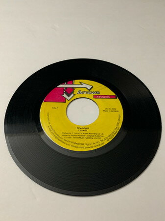 ・アーティスト Lukie D ・タイトル One Night ・レーベル・型番 Arrows Records NONE ・フォーマット 7インチレコード ・コンディション(盤) 良い (VG+) ・コンディション(ジャケット) ・コンディション(帯) オビなし ・特記事項 【EX/SEW/SOC 】 サンプル画像です。実際の商品の画像ではありません 商品写真はバーコード/カタログ番号に対応したサンプル画像ですので、お送りする商品の画像ではありません。帯やライナーなどの付属品は、特記事項に記載されている場合のみ含まれます。プロモやカラーレコードなどの仕様についても、該当する場合のみ特記事項に記載しています。 【ご購入前に必ずご確認ください】 ・本店サイト(www.recordcity.jp)とは価格、送料が違います ・本店サイト、その他支店のオーダーとは同梱発送できません ・注文確定後に別の注文を頂いた場合、注文同士の同梱は致しかねます。 ・別倉庫から発送しているため、店頭受け渡しは対応しておりません ・一部商品は他の通販サイトでも販売しているため、ご注文のタイミングによっては商品のご用意ができない場合がございます。 ・土日祝日はお休みです 金曜・祝前日9時以降のご連絡またはご入金は、返答または発送が週明け・祝日明けに順次対応となります。 ・ご購入後のキャンセル不可 ご購入後のキャンセルはいかなる理由においてもお受けできません。ご了承の上、ご購入くださいませ。 ・日本郵便(ゆうパック/ゆうメール)によるお届けになります。 ・中古品であることをご理解ください 当ストアでは中古商品を主に販売しております。中古品であることをご理解の上ご購入ください。また、一部商品はRecordCityオンラインストアで試聴可能です。 ・返品について お客様のご都合による返品は一切承っておりません。 表記の内容と実際の商品に相違がある場合、また針飛び等で返品・返金をご希望される場合は、商品の到着後1週間以内にご連絡ください。商品の返送をこちらで確認後、キャンセル・返金を行います。 コンディションVG以下の商品は返品できません。プレイに影響のない表面のこすれ傷、プレス起因のノイズ盤は返品の対象外です。 【コンディション表記】 ・ほぼ新品(M-)(Like New) 完全な新品。未使用。当店ではほぼ使用しません ・非常に良い(EX)(Excellent) 中古盤として美品な状態。わずかな経年を感じるものの傷みを感じさせない、当店基準で最高の状態 ・良い(VG+)(Very Good Plus) 丁寧に扱われた中古品で、軽い使用感がみられる。 ・可(VG)(Acceptable) 使い込まれた中古品で、「良い」よりもさらに使用感がみられる。 ・悪い(VG-)(Bad) 状態が悪いアイテム。使用の保障はなく、再生不可、針飛び、目立つノイズがあるかもしれない。状態によるクレーム不可。返品不可。 ・非常に悪い(G)(Very Bad) 「悪い」よりさらに状態が悪いアイテム。使用の保障はなく、再生不可、針飛び、目立つノイズがあるかもしれない。状態によるクレーム不可。返品不可。 ・ジャンク(Fair)(Junk/Fair) 割れている、反っている、水ダメージがある、カビ、ジャケットが分離している、ひどい書き込み、ひどい擦れなど最低の状態。使用の保障はなく、再生不可、針飛び、目立つノイズがあるかもしれない。状態によるクレーム不可。返品不可。 ・ジャンク(Poor)(Junk/Poor) 割れている、反っている、水ダメージがある、カビ、ジャケットが分離している、ひどい書き込み、ひどい擦れなど最低の状態。使用の保障はなく、再生不可、針飛び、目立つノイズがあるかもしれない。状態によるクレーム不可。返品不可。