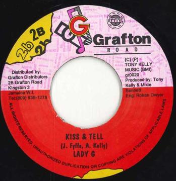 ・アーティスト Lady G ・タイトル Kiss & Tell ・レーベル・型番 2B Grafton Road gr0020 ・フォーマット 7インチレコード ・コンディション(盤) 良い (VG+) ・コンディション(ジャケット) ・コンディション(帯) オビなし ・特記事項 【EX-/SEW/stain 】 サンプル画像です。実際の商品の画像ではありません 商品写真はバーコード/カタログ番号に対応したサンプル画像ですので、お送りする商品の画像ではありません。帯やライナーなどの付属品は、特記事項に記載されている場合のみ含まれます。プロモやカラーレコードなどの仕様についても、該当する場合のみ特記事項に記載しています。 【ご購入前に必ずご確認ください】 ・本店サイト(www.recordcity.jp)とは価格、送料が違います ・本店サイト、その他支店のオーダーとは同梱発送できません ・注文確定後に別の注文を頂いた場合、注文同士の同梱は致しかねます。 ・別倉庫から発送しているため、店頭受け渡しは対応しておりません ・一部商品は他の通販サイトでも販売しているため、ご注文のタイミングによっては商品のご用意ができない場合がございます。 ・土日祝日はお休みです 金曜・祝前日9時以降のご連絡またはご入金は、返答または発送が週明け・祝日明けに順次対応となります。 ・ご購入後のキャンセル不可 ご購入後のキャンセルはいかなる理由においてもお受けできません。ご了承の上、ご購入くださいませ。 ・日本郵便(ゆうパック/ゆうメール)によるお届けになります。 ・中古品であることをご理解ください 当ストアでは中古商品を主に販売しております。中古品であることをご理解の上ご購入ください。また、一部商品はRecordCityオンラインストアで試聴可能です。 ・返品について お客様のご都合による返品は一切承っておりません。 表記の内容と実際の商品に相違がある場合、また針飛び等で返品・返金をご希望される場合は、商品の到着後1週間以内にご連絡ください。商品の返送をこちらで確認後、キャンセル・返金を行います。 コンディションVG以下の商品は返品できません。プレイに影響のない表面のこすれ傷、プレス起因のノイズ盤は返品の対象外です。 【コンディション表記】 ・ほぼ新品(M-)(Like New) 完全な新品。未使用。当店ではほぼ使用しません ・非常に良い(EX)(Excellent) 中古盤として美品な状態。わずかな経年を感じるものの傷みを感じさせない、当店基準で最高の状態 ・良い(VG+)(Very Good Plus) 丁寧に扱われた中古品で、軽い使用感がみられる。 ・可(VG)(Acceptable) 使い込まれた中古品で、「良い」よりもさらに使用感がみられる。 ・悪い(VG-)(Bad) 状態が悪いアイテム。使用の保障はなく、再生不可、針飛び、目立つノイズがあるかもしれない。状態によるクレーム不可。返品不可。 ・非常に悪い(G)(Very Bad) 「悪い」よりさらに状態が悪いアイテム。使用の保障はなく、再生不可、針飛び、目立つノイズがあるかもしれない。状態によるクレーム不可。返品不可。 ・ジャンク(Fair)(Junk/Fair) 割れている、反っている、水ダメージがある、カビ、ジャケットが分離している、ひどい書き込み、ひどい擦れなど最低の状態。使用の保障はなく、再生不可、針飛び、目立つノイズがあるかもしれない。状態によるクレーム不可。返品不可。 ・ジャンク(Poor)(Junk/Poor) 割れている、反っている、水ダメージがある、カビ、ジャケットが分離している、ひどい書き込み、ひどい擦れなど最低の状態。使用の保障はなく、再生不可、針飛び、目立つノイズがあるかもしれない。状態によるクレーム不可。返品不可。
