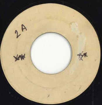 ・アーティスト Derrick Morgan / Derrick & Naomi ・タイトル Around The Corner / I Wish I Were An Apple ・レーベル・型番 Treasure Isle none ・フォーマット 7インチレコード ・コンディション(盤) 可 (VG) ・コンディション(ジャケット) ・コンディション(帯) オビなし ・特記事項 【VG+/SEW/WOL/SLD/crack B:scratch 4mmのひび割れがあります/There is a 4 mm crack.】 サンプル画像です。実際の商品の画像ではありません 商品写真はバーコード/カタログ番号に対応したサンプル画像ですので、お送りする商品の画像ではありません。帯やライナーなどの付属品は、特記事項に記載されている場合のみ含まれます。プロモやカラーレコードなどの仕様についても、該当する場合のみ特記事項に記載しています。 【ご購入前に必ずご確認ください】 ・本店サイト(www.recordcity.jp)とは価格、送料が違います ・本店サイト、その他支店のオーダーとは同梱発送できません ・注文確定後に別の注文を頂いた場合、注文同士の同梱は致しかねます。 ・別倉庫から発送しているため、店頭受け渡しは対応しておりません ・一部商品は他の通販サイトでも販売しているため、ご注文のタイミングによっては商品のご用意ができない場合がございます。 ・土日祝日はお休みです 金曜・祝前日9時以降のご連絡またはご入金は、返答または発送が週明け・祝日明けに順次対応となります。 ・ご購入後のキャンセル不可 ご購入後のキャンセルはいかなる理由においてもお受けできません。ご了承の上、ご購入くださいませ。 ・日本郵便(ゆうパック/ゆうメール)によるお届けになります。 ・中古品であることをご理解ください 当ストアでは中古商品を主に販売しております。中古品であることをご理解の上ご購入ください。また、一部商品はRecordCityオンラインストアで試聴可能です。 ・返品について お客様のご都合による返品は一切承っておりません。 表記の内容と実際の商品に相違がある場合、また針飛び等で返品・返金をご希望される場合は、商品の到着後1週間以内にご連絡ください。商品の返送をこちらで確認後、キャンセル・返金を行います。 コンディションVG以下の商品は返品できません。プレイに影響のない表面のこすれ傷、プレス起因のノイズ盤は返品の対象外です。 【コンディション表記】 ・ほぼ新品(M-)(Like New) 完全な新品。未使用。当店ではほぼ使用しません ・非常に良い(EX)(Excellent) 中古盤として美品な状態。わずかな経年を感じるものの傷みを感じさせない、当店基準で最高の状態 ・良い(VG+)(Very Good Plus) 丁寧に扱われた中古品で、軽い使用感がみられる。 ・可(VG)(Acceptable) 使い込まれた中古品で、「良い」よりもさらに使用感がみられる。 ・悪い(VG-)(Bad) 状態が悪いアイテム。使用の保障はなく、再生不可、針飛び、目立つノイズがあるかもしれない。状態によるクレーム不可。返品不可。 ・非常に悪い(G)(Very Bad) 「悪い」よりさらに状態が悪いアイテム。使用の保障はなく、再生不可、針飛び、目立つノイズがあるかもしれない。状態によるクレーム不可。返品不可。 ・ジャンク(Fair)(Junk/Fair) 割れている、反っている、水ダメージがある、カビ、ジャケットが分離している、ひどい書き込み、ひどい擦れなど最低の状態。使用の保障はなく、再生不可、針飛び、目立つノイズがあるかもしれない。状態によるクレーム不可。返品不可。 ・ジャンク(Poor)(Junk/Poor) 割れている、反っている、水ダメージがある、カビ、ジャケットが分離している、ひどい書き込み、ひどい擦れなど最低の状態。使用の保障はなく、再生不可、針飛び、目立つノイズがあるかもしれない。状態によるクレーム不可。返品不可。
