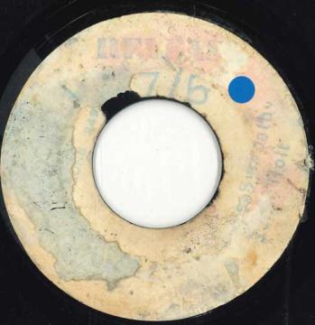 ・アーティスト John Holt / Harry J. All Stars ・タイトル Have Sympathy / Spyrone ・レーベル・型番 Harry J Records none ・フォーマット 7インチレコード ・コンディション(盤) 良い (VG+) ・コンディション(ジャケット) ・コンディション(帯) オビなし ・特記事項 【VG/SEW/SOL/HLD/stamp/scratch 】 サンプル画像です。実際の商品の画像ではありません 商品写真はバーコード/カタログ番号に対応したサンプル画像ですので、お送りする商品の画像ではありません。帯やライナーなどの付属品は、特記事項に記載されている場合のみ含まれます。プロモやカラーレコードなどの仕様についても、該当する場合のみ特記事項に記載しています。 【ご購入前に必ずご確認ください】 ・本店サイト(www.recordcity.jp)とは価格、送料が違います ・本店サイト、その他支店のオーダーとは同梱発送できません ・注文確定後に別の注文を頂いた場合、注文同士の同梱は致しかねます。 ・別倉庫から発送しているため、店頭受け渡しは対応しておりません ・一部商品は他の通販サイトでも販売しているため、ご注文のタイミングによっては商品のご用意ができない場合がございます。 ・土日祝日はお休みです 金曜・祝前日9時以降のご連絡またはご入金は、返答または発送が週明け・祝日明けに順次対応となります。 ・ご購入後のキャンセル不可 ご購入後のキャンセルはいかなる理由においてもお受けできません。ご了承の上、ご購入くださいませ。 ・日本郵便(ゆうパック/ゆうメール)によるお届けになります。 ・中古品であることをご理解ください 当ストアでは中古商品を主に販売しております。中古品であることをご理解の上ご購入ください。また、一部商品はRecordCityオンラインストアで試聴可能です。 ・返品について お客様のご都合による返品は一切承っておりません。 表記の内容と実際の商品に相違がある場合、また針飛び等で返品・返金をご希望される場合は、商品の到着後1週間以内にご連絡ください。商品の返送をこちらで確認後、キャンセル・返金を行います。 コンディションVG以下の商品は返品できません。プレイに影響のない表面のこすれ傷、プレス起因のノイズ盤は返品の対象外です。 【コンディション表記】 ・ほぼ新品(M-)(Like New) 完全な新品。未使用。当店ではほぼ使用しません ・非常に良い(EX)(Excellent) 中古盤として美品な状態。わずかな経年を感じるものの傷みを感じさせない、当店基準で最高の状態 ・良い(VG+)(Very Good Plus) 丁寧に扱われた中古品で、軽い使用感がみられる。 ・可(VG)(Acceptable) 使い込まれた中古品で、「良い」よりもさらに使用感がみられる。 ・悪い(VG-)(Bad) 状態が悪いアイテム。使用の保障はなく、再生不可、針飛び、目立つノイズがあるかもしれない。状態によるクレーム不可。返品不可。 ・非常に悪い(G)(Very Bad) 「悪い」よりさらに状態が悪いアイテム。使用の保障はなく、再生不可、針飛び、目立つノイズがあるかもしれない。状態によるクレーム不可。返品不可。 ・ジャンク(Fair)(Junk/Fair) 割れている、反っている、水ダメージがある、カビ、ジャケットが分離している、ひどい書き込み、ひどい擦れなど最低の状態。使用の保障はなく、再生不可、針飛び、目立つノイズがあるかもしれない。状態によるクレーム不可。返品不可。 ・ジャンク(Poor)(Junk/Poor) 割れている、反っている、水ダメージがある、カビ、ジャケットが分離している、ひどい書き込み、ひどい擦れなど最低の状態。使用の保障はなく、再生不可、針飛び、目立つノイズがあるかもしれない。状態によるクレーム不可。返品不可。