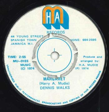 ・アーティスト Dennis Walks / Mudies All Stars ・タイトル Margaret / Strings Version ・レーベル・型番 HAM Records CS055 ・フォーマット 7インチレコード ・コンディション(盤) 良い (VG+) ・コンディション(ジャケット) ・コンディション(帯) オビなし ・特記事項 【EX-/SEW/Stain 】 サンプル画像です。実際の商品の画像ではありません 商品写真はバーコード/カタログ番号に対応したサンプル画像ですので、お送りする商品の画像ではありません。帯やライナーなどの付属品は、特記事項に記載されている場合のみ含まれます。プロモやカラーレコードなどの仕様についても、該当する場合のみ特記事項に記載しています。 【ご購入前に必ずご確認ください】 ・本店サイト(www.recordcity.jp)とは価格、送料が違います ・本店サイト、その他支店のオーダーとは同梱発送できません ・注文確定後に別の注文を頂いた場合、注文同士の同梱は致しかねます。 ・別倉庫から発送しているため、店頭受け渡しは対応しておりません ・一部商品は他の通販サイトでも販売しているため、ご注文のタイミングによっては商品のご用意ができない場合がございます。 ・土日祝日はお休みです 金曜・祝前日9時以降のご連絡またはご入金は、返答または発送が週明け・祝日明けに順次対応となります。 ・ご購入後のキャンセル不可 ご購入後のキャンセルはいかなる理由においてもお受けできません。ご了承の上、ご購入くださいませ。 ・日本郵便(ゆうパック/ゆうメール)によるお届けになります。 ・中古品であることをご理解ください 当ストアでは中古商品を主に販売しております。中古品であることをご理解の上ご購入ください。また、一部商品はRecordCityオンラインストアで試聴可能です。 ・返品について お客様のご都合による返品は一切承っておりません。 表記の内容と実際の商品に相違がある場合、また針飛び等で返品・返金をご希望される場合は、商品の到着後1週間以内にご連絡ください。商品の返送をこちらで確認後、キャンセル・返金を行います。 コンディションVG以下の商品は返品できません。プレイに影響のない表面のこすれ傷、プレス起因のノイズ盤は返品の対象外です。 【コンディション表記】 ・ほぼ新品(M-)(Like New) 完全な新品。未使用。当店ではほぼ使用しません ・非常に良い(EX)(Excellent) 中古盤として美品な状態。わずかな経年を感じるものの傷みを感じさせない、当店基準で最高の状態 ・良い(VG+)(Very Good Plus) 丁寧に扱われた中古品で、軽い使用感がみられる。 ・可(VG)(Acceptable) 使い込まれた中古品で、「良い」よりもさらに使用感がみられる。 ・悪い(VG-)(Bad) 状態が悪いアイテム。使用の保障はなく、再生不可、針飛び、目立つノイズがあるかもしれない。状態によるクレーム不可。返品不可。 ・非常に悪い(G)(Very Bad) 「悪い」よりさらに状態が悪いアイテム。使用の保障はなく、再生不可、針飛び、目立つノイズがあるかもしれない。状態によるクレーム不可。返品不可。 ・ジャンク(Fair)(Junk/Fair) 割れている、反っている、水ダメージがある、カビ、ジャケットが分離している、ひどい書き込み、ひどい擦れなど最低の状態。使用の保障はなく、再生不可、針飛び、目立つノイズがあるかもしれない。状態によるクレーム不可。返品不可。 ・ジャンク(Poor)(Junk/Poor) 割れている、反っている、水ダメージがある、カビ、ジャケットが分離している、ひどい書き込み、ひどい擦れなど最低の状態。使用の保障はなく、再生不可、針飛び、目立つノイズがあるかもしれない。状態によるクレーム不可。返品不可。