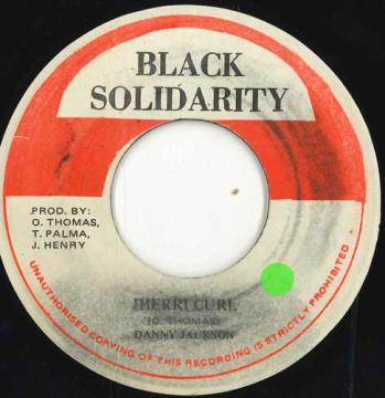 ・アーティスト Linval Thompson ・タイトル Bubble Up ・レーベル・型番 Black Solidarity none ・フォーマット 7インチレコード ・コンディション(盤) 可 (VG) ・コンディション(ジャケット) ・コンディション(帯) オビなし ・特記事項 【VG++/marks/stain ラベルにインクの擦れたたような汚れあり。/There is a stain on the label that looks like black ink rubbed.】 サンプル画像です。実際の商品の画像ではありません 商品写真はバーコード/カタログ番号に対応したサンプル画像ですので、お送りする商品の画像ではありません。帯やライナーなどの付属品は、特記事項に記載されている場合のみ含まれます。プロモやカラーレコードなどの仕様についても、該当する場合のみ特記事項に記載しています。 【ご購入前に必ずご確認ください】 ・本店サイト(www.recordcity.jp)とは価格、送料が違います ・本店サイト、その他支店のオーダーとは同梱発送できません ・注文確定後に別の注文を頂いた場合、注文同士の同梱は致しかねます。 ・別倉庫から発送しているため、店頭受け渡しは対応しておりません ・一部商品は他の通販サイトでも販売しているため、ご注文のタイミングによっては商品のご用意ができない場合がございます。 ・土日祝日はお休みです 金曜・祝前日9時以降のご連絡またはご入金は、返答または発送が週明け・祝日明けに順次対応となります。 ・ご購入後のキャンセル不可 ご購入後のキャンセルはいかなる理由においてもお受けできません。ご了承の上、ご購入くださいませ。 ・日本郵便(ゆうパック/ゆうメール)によるお届けになります。 ・中古品であることをご理解ください 当ストアでは中古商品を主に販売しております。中古品であることをご理解の上ご購入ください。また、一部商品はRecordCityオンラインストアで試聴可能です。 ・返品について お客様のご都合による返品は一切承っておりません。 表記の内容と実際の商品に相違がある場合、また針飛び等で返品・返金をご希望される場合は、商品の到着後1週間以内にご連絡ください。商品の返送をこちらで確認後、キャンセル・返金を行います。 コンディションVG以下の商品は返品できません。プレイに影響のない表面のこすれ傷、プレス起因のノイズ盤は返品の対象外です。 【コンディション表記】 ・ほぼ新品(M-)(Like New) 完全な新品。未使用。当店ではほぼ使用しません ・非常に良い(EX)(Excellent) 中古盤として美品な状態。わずかな経年を感じるものの傷みを感じさせない、当店基準で最高の状態 ・良い(VG+)(Very Good Plus) 丁寧に扱われた中古品で、軽い使用感がみられる。 ・可(VG)(Acceptable) 使い込まれた中古品で、「良い」よりもさらに使用感がみられる。 ・悪い(VG-)(Bad) 状態が悪いアイテム。使用の保障はなく、再生不可、針飛び、目立つノイズがあるかもしれない。状態によるクレーム不可。返品不可。 ・非常に悪い(G)(Very Bad) 「悪い」よりさらに状態が悪いアイテム。使用の保障はなく、再生不可、針飛び、目立つノイズがあるかもしれない。状態によるクレーム不可。返品不可。 ・ジャンク(Fair)(Junk/Fair) 割れている、反っている、水ダメージがある、カビ、ジャケットが分離している、ひどい書き込み、ひどい擦れなど最低の状態。使用の保障はなく、再生不可、針飛び、目立つノイズがあるかもしれない。状態によるクレーム不可。返品不可。 ・ジャンク(Poor)(Junk/Poor) 割れている、反っている、水ダメージがある、カビ、ジャケットが分離している、ひどい書き込み、ひどい擦れなど最低の状態。使用の保障はなく、再生不可、針飛び、目立つノイズがあるかもしれない。状態によるクレーム不可。返品不可。