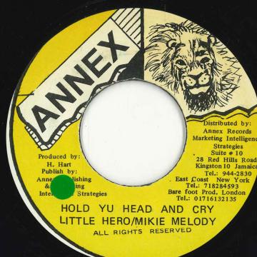 ・アーティスト Little Hero / Meekie Melody ・タイトル Hold Yu Head And Cry ・レーベル・型番 Annex none ・フォーマット 7インチレコード ・コンディション(盤) 良い (VG+) ・コンディション(ジャケット) ・コンディション(帯) オビなし ・特記事項 【EX-/SEW/SOL B:stain 】 サンプル画像です。実際の商品の画像ではありません 商品写真はバーコード/カタログ番号に対応したサンプル画像ですので、お送りする商品の画像ではありません。帯やライナーなどの付属品は、特記事項に記載されている場合のみ含まれます。プロモやカラーレコードなどの仕様についても、該当する場合のみ特記事項に記載しています。 【ご購入前に必ずご確認ください】 ・本店サイト(www.recordcity.jp)とは価格、送料が違います ・本店サイト、その他支店のオーダーとは同梱発送できません ・注文確定後に別の注文を頂いた場合、注文同士の同梱は致しかねます。 ・別倉庫から発送しているため、店頭受け渡しは対応しておりません ・一部商品は他の通販サイトでも販売しているため、ご注文のタイミングによっては商品のご用意ができない場合がございます。 ・土日祝日はお休みです 金曜・祝前日9時以降のご連絡またはご入金は、返答または発送が週明け・祝日明けに順次対応となります。 ・ご購入後のキャンセル不可 ご購入後のキャンセルはいかなる理由においてもお受けできません。ご了承の上、ご購入くださいませ。 ・日本郵便(ゆうパック/ゆうメール)によるお届けになります。 ・中古品であることをご理解ください 当ストアでは中古商品を主に販売しております。中古品であることをご理解の上ご購入ください。また、一部商品はRecordCityオンラインストアで試聴可能です。 ・返品について お客様のご都合による返品は一切承っておりません。 表記の内容と実際の商品に相違がある場合、また針飛び等で返品・返金をご希望される場合は、商品の到着後1週間以内にご連絡ください。商品の返送をこちらで確認後、キャンセル・返金を行います。 コンディションVG以下の商品は返品できません。プレイに影響のない表面のこすれ傷、プレス起因のノイズ盤は返品の対象外です。 【コンディション表記】 ・ほぼ新品(M-)(Like New) 完全な新品。未使用。当店ではほぼ使用しません ・非常に良い(EX)(Excellent) 中古盤として美品な状態。わずかな経年を感じるものの傷みを感じさせない、当店基準で最高の状態 ・良い(VG+)(Very Good Plus) 丁寧に扱われた中古品で、軽い使用感がみられる。 ・可(VG)(Acceptable) 使い込まれた中古品で、「良い」よりもさらに使用感がみられる。 ・悪い(VG-)(Bad) 状態が悪いアイテム。使用の保障はなく、再生不可、針飛び、目立つノイズがあるかもしれない。状態によるクレーム不可。返品不可。 ・非常に悪い(G)(Very Bad) 「悪い」よりさらに状態が悪いアイテム。使用の保障はなく、再生不可、針飛び、目立つノイズがあるかもしれない。状態によるクレーム不可。返品不可。 ・ジャンク(Fair)(Junk/Fair) 割れている、反っている、水ダメージがある、カビ、ジャケットが分離している、ひどい書き込み、ひどい擦れなど最低の状態。使用の保障はなく、再生不可、針飛び、目立つノイズがあるかもしれない。状態によるクレーム不可。返品不可。 ・ジャンク(Poor)(Junk/Poor) 割れている、反っている、水ダメージがある、カビ、ジャケットが分離している、ひどい書き込み、ひどい擦れなど最低の状態。使用の保障はなく、再生不可、針飛び、目立つノイズがあるかもしれない。状態によるクレーム不可。返品不可。